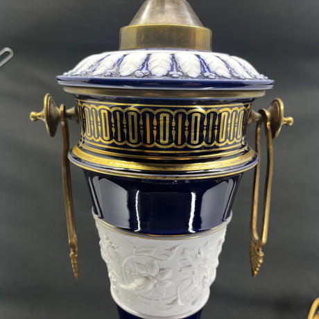 Flot gammel bordlampe i porcelæn