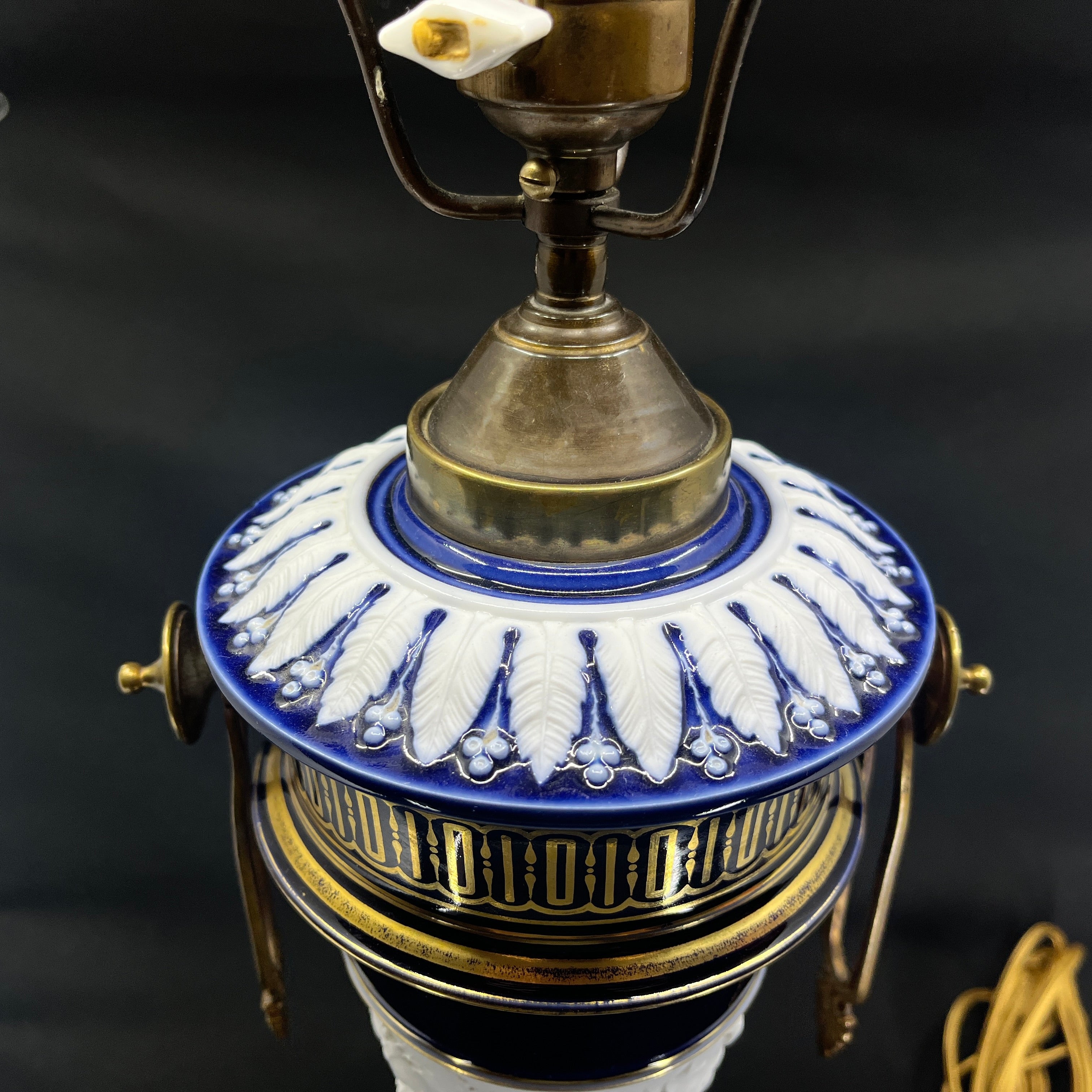 Flot gammel bordlampe i porcelæn