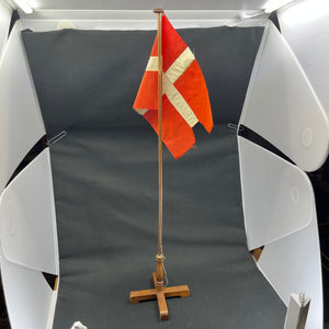 Høj flagstang i træ