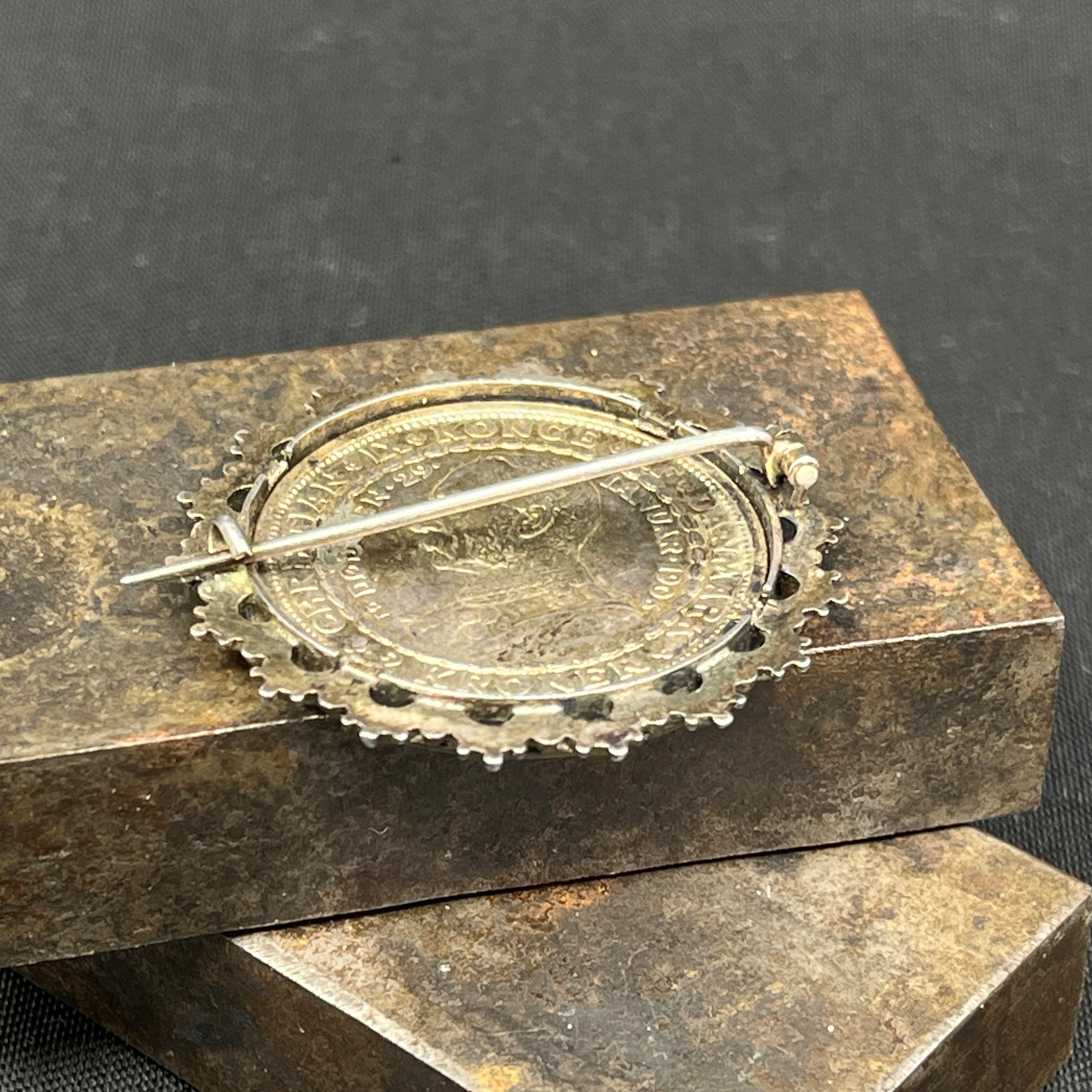 Broche - erindringsmønt Christian IX og Frederik VIII