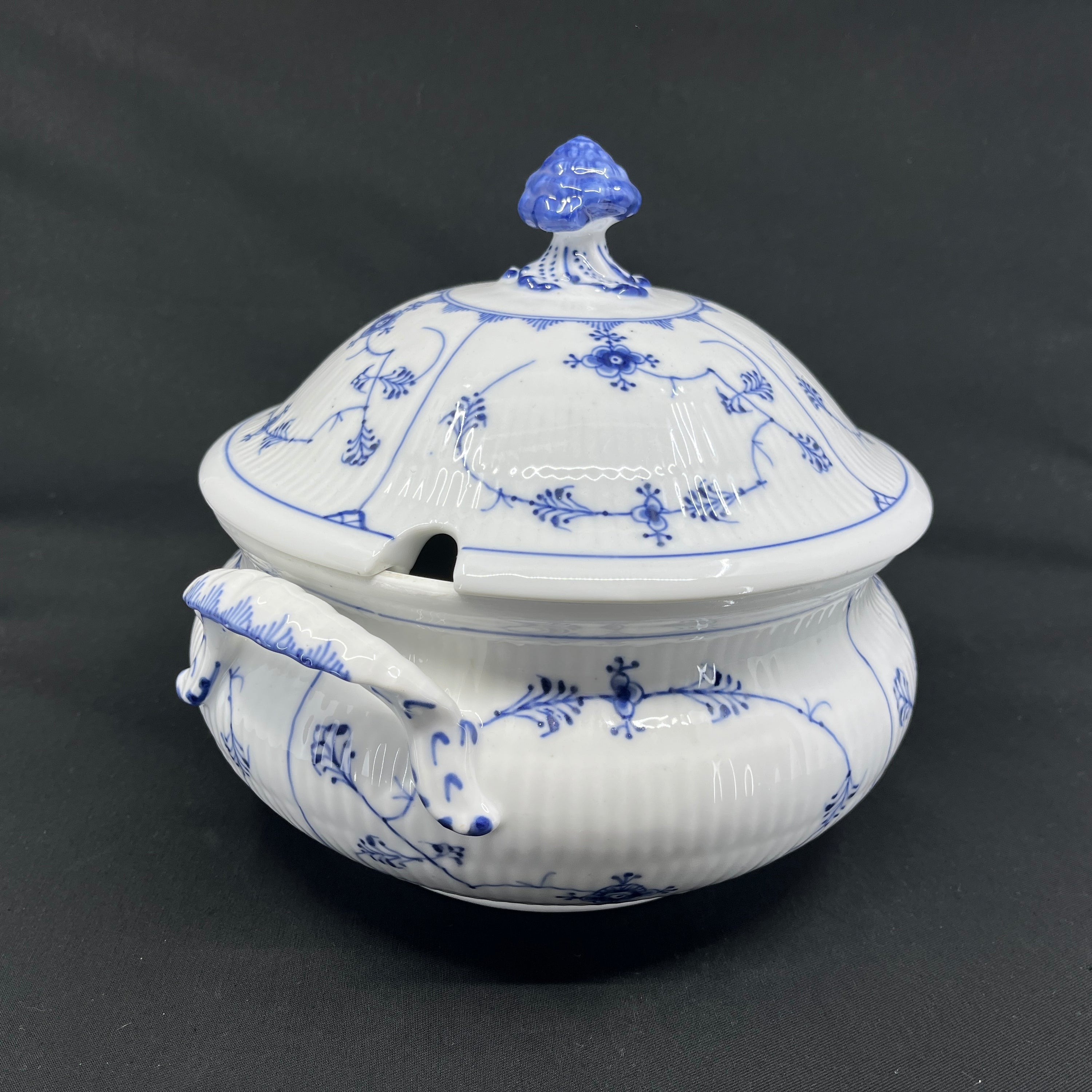 Blue Fluted Fluted round tureen, 1/223
