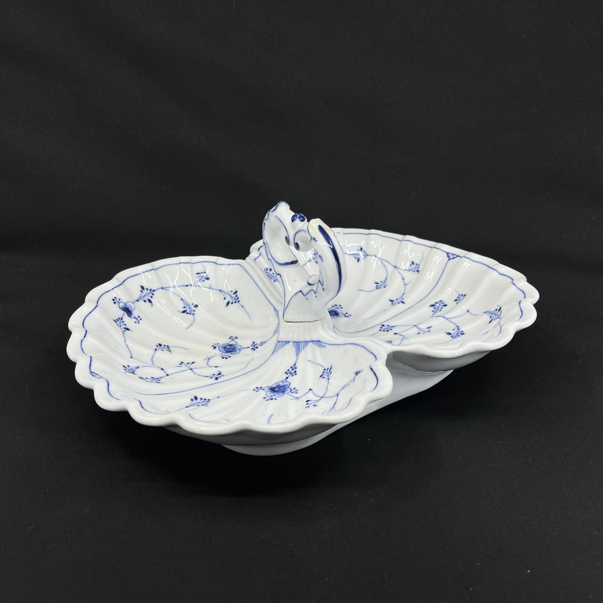 Mussel painted rifled cabaret dish from 1820-1850