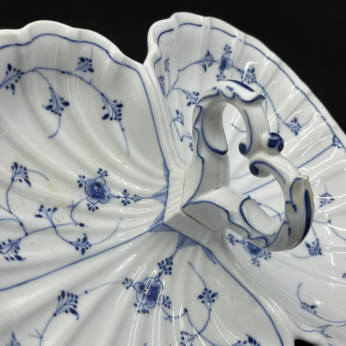 Mussel painted rifled cabaret dish from 1820-1850