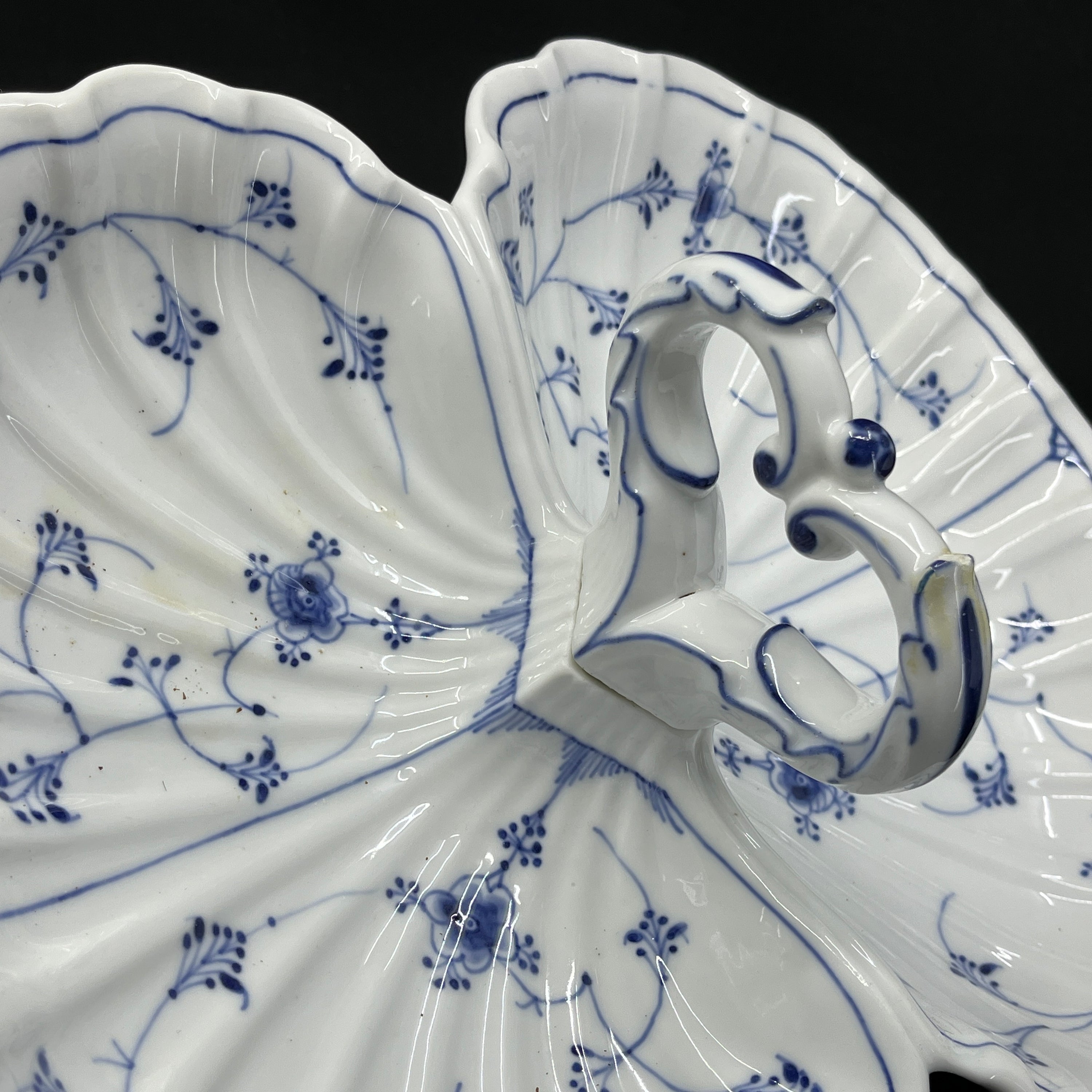 Mussel painted rifled cabaret dish from 1820-1850