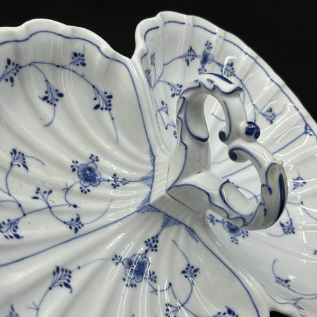 Mussel painted rifled cabaret dish from 1820-1850