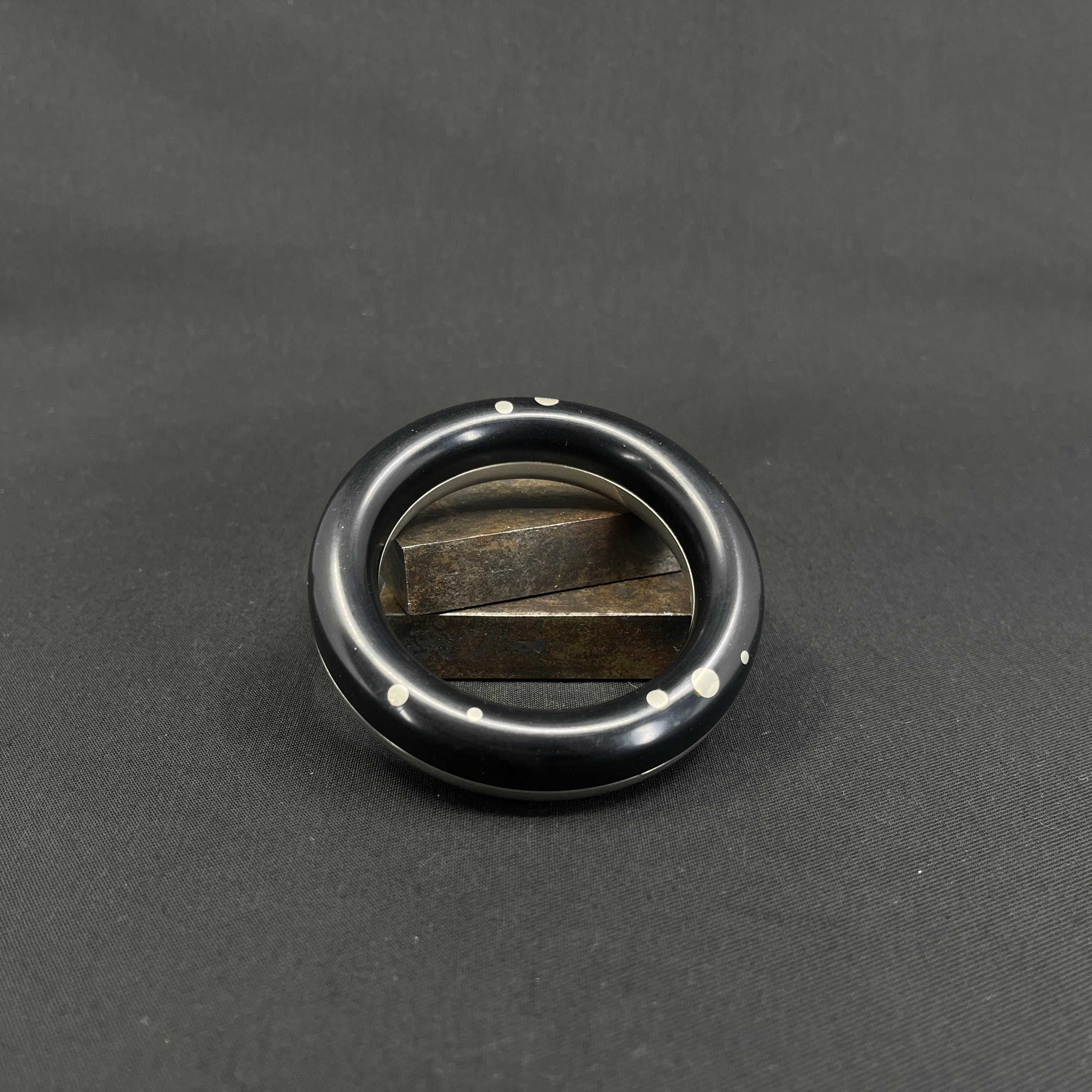 Armring i tin af Astrid Fog