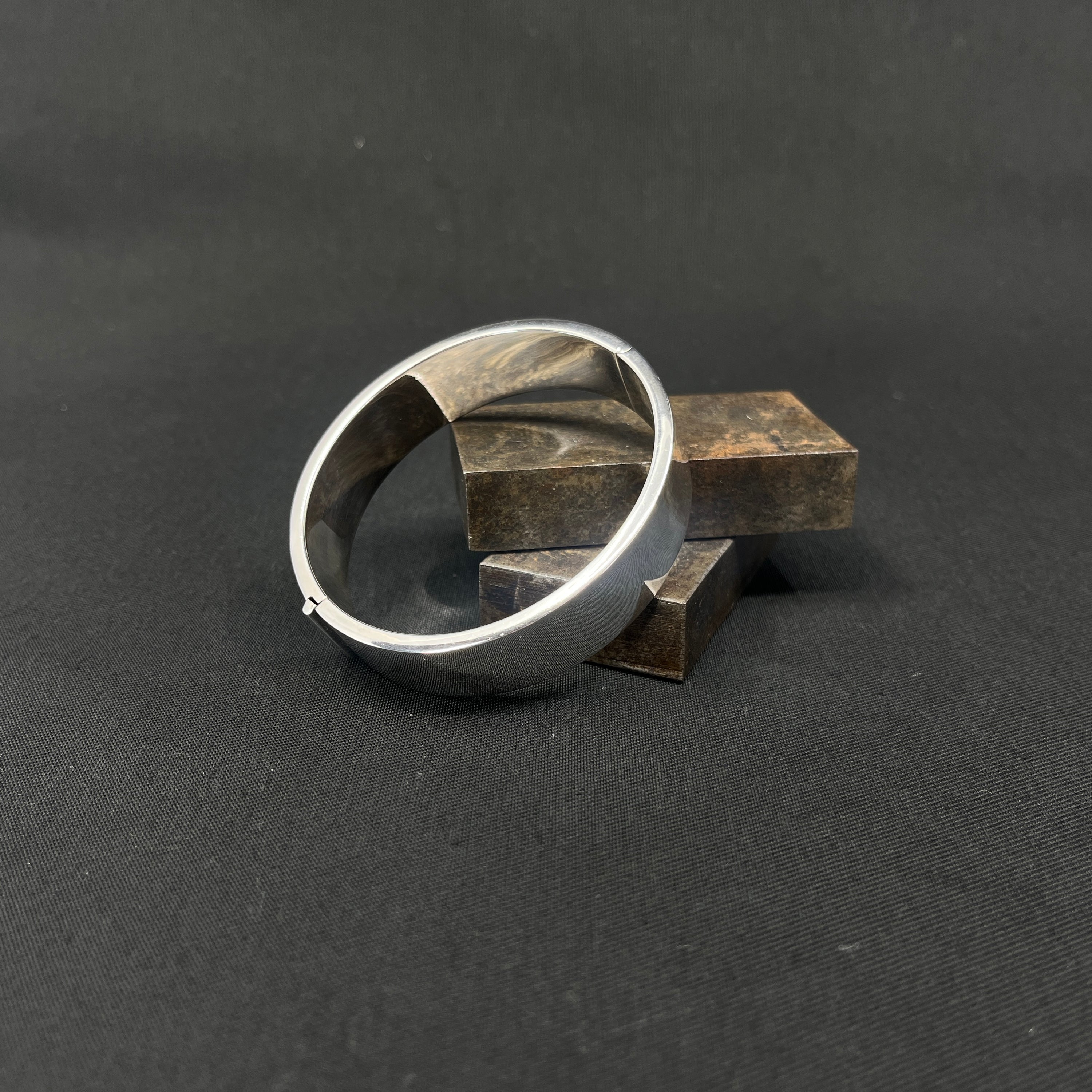 Moderne armring i sølv