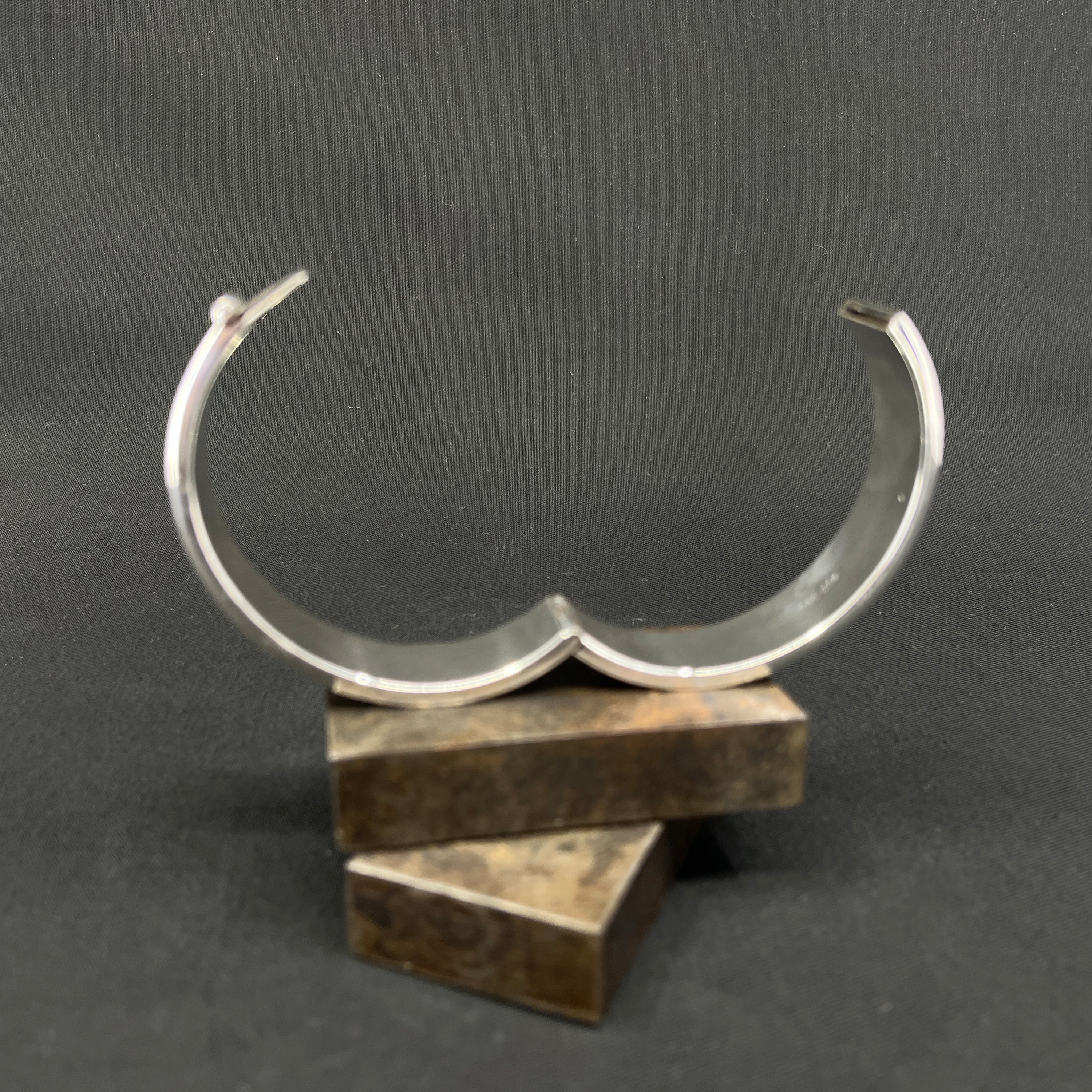 Moderne armring i sølv
