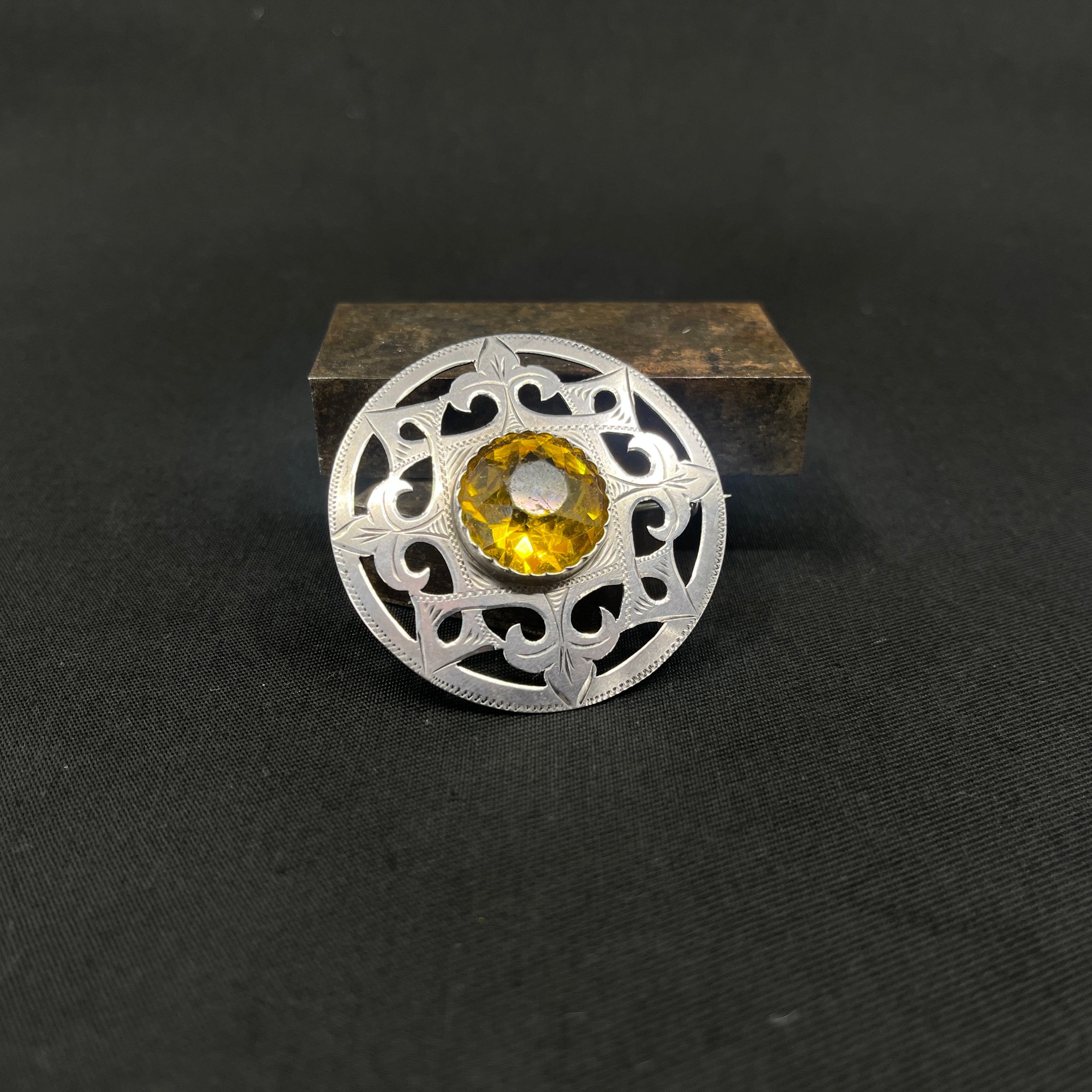 Broche med gul sten