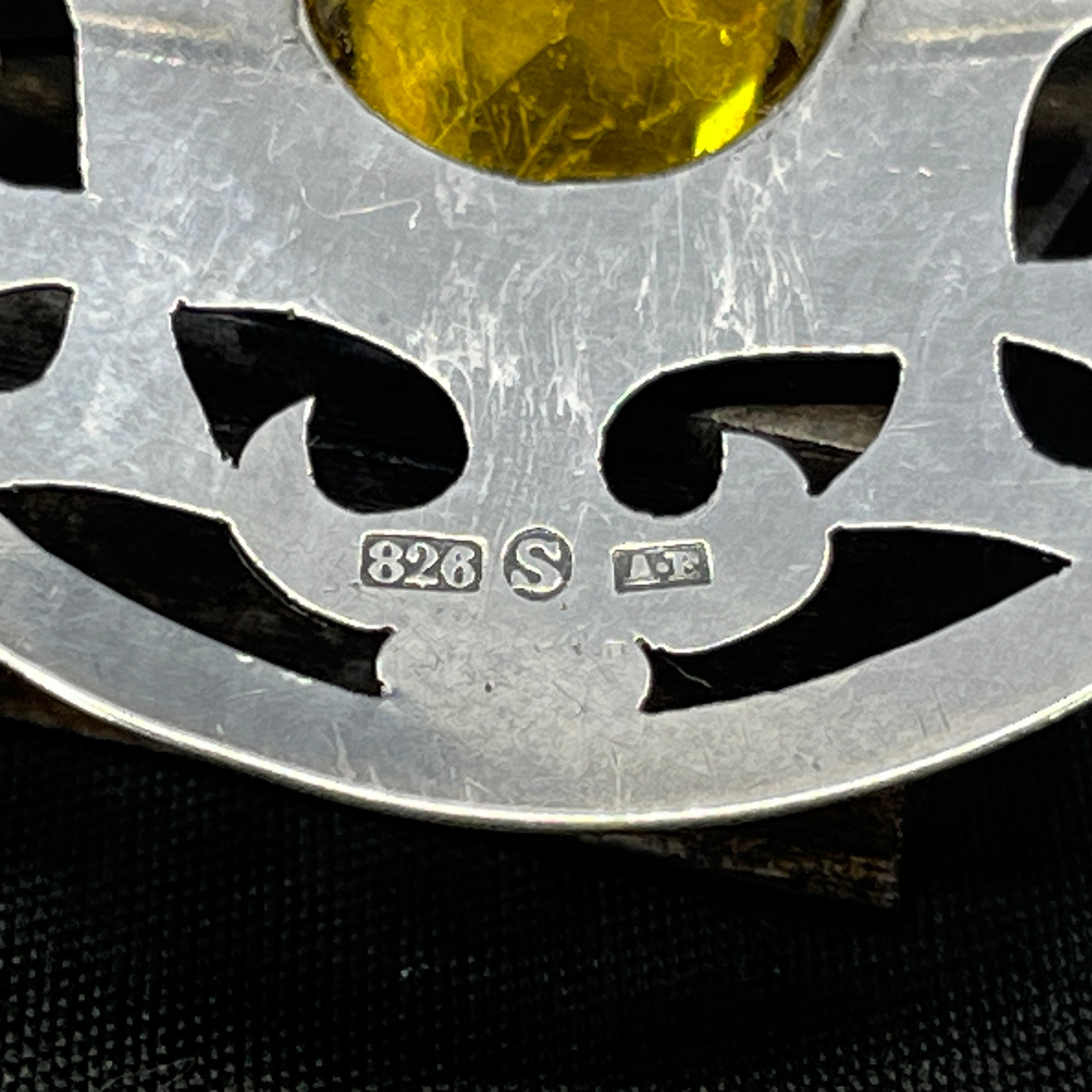 Broche med gul sten