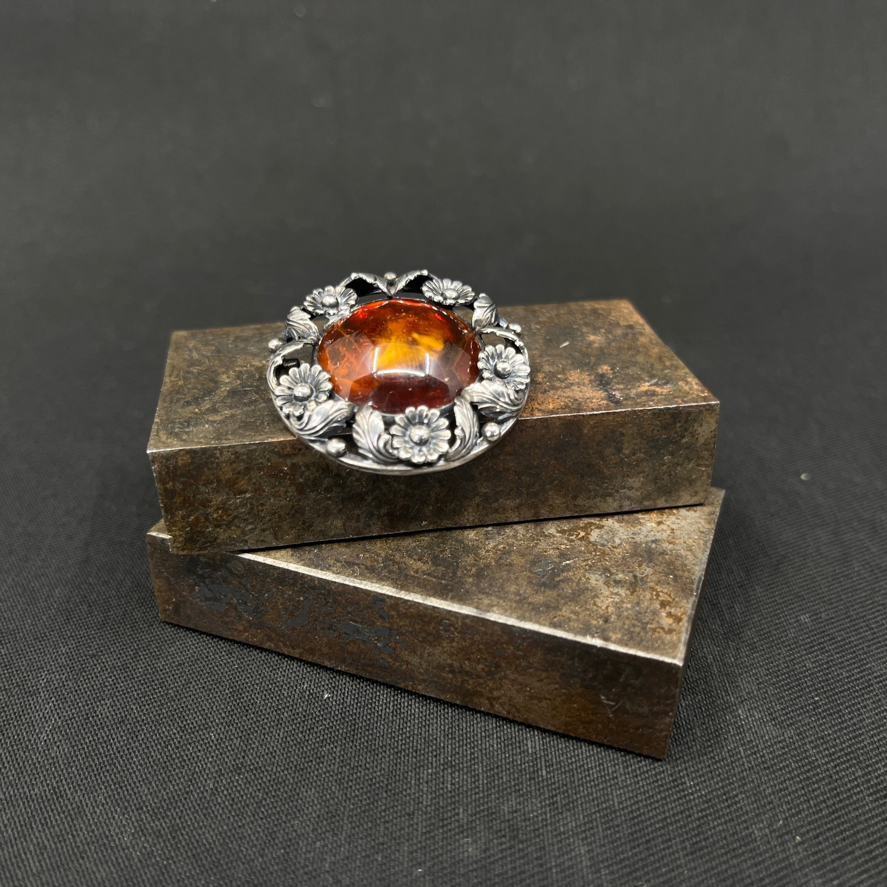 Broche af Niels Erik From med rav