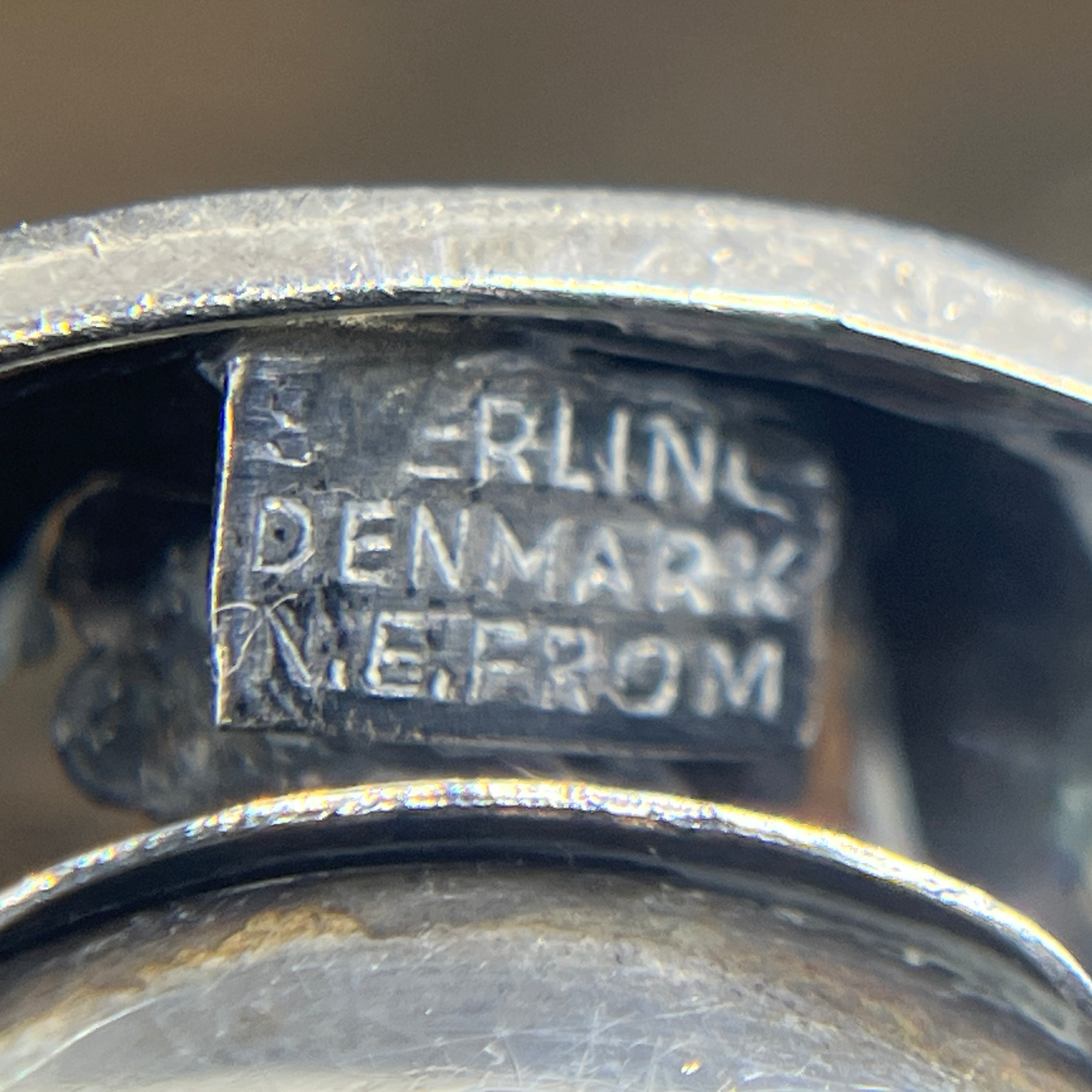 Broche af Niels Erik From med rav
