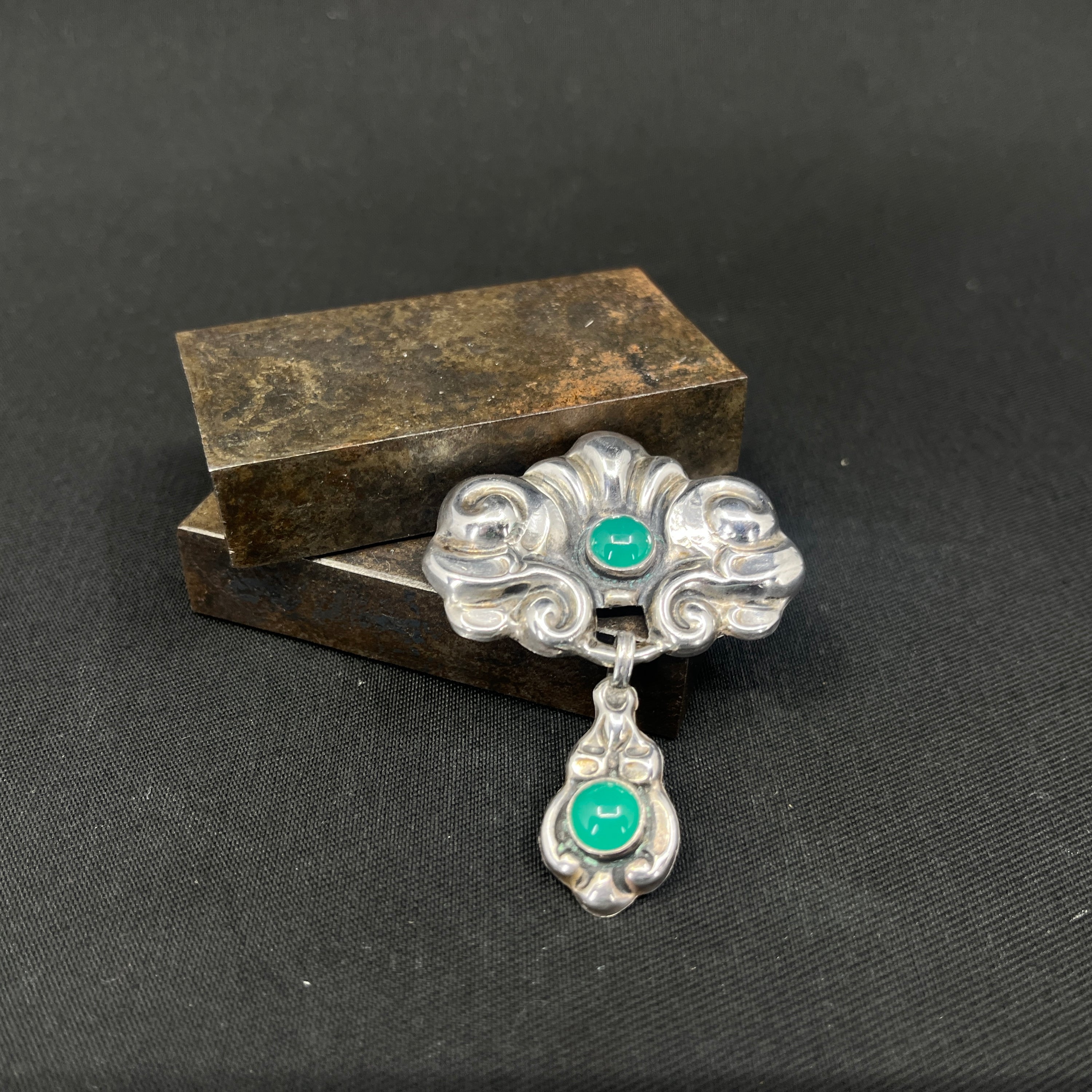 Lille skønvirke broche med chrysoprasser