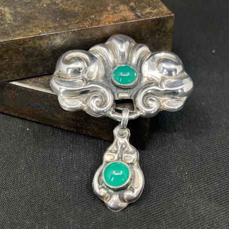 Lille skønvirke broche med chrysoprasser