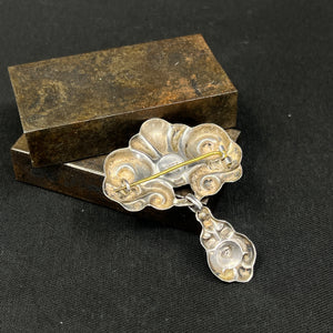 Lille skønvirke broche med chrysoprasser