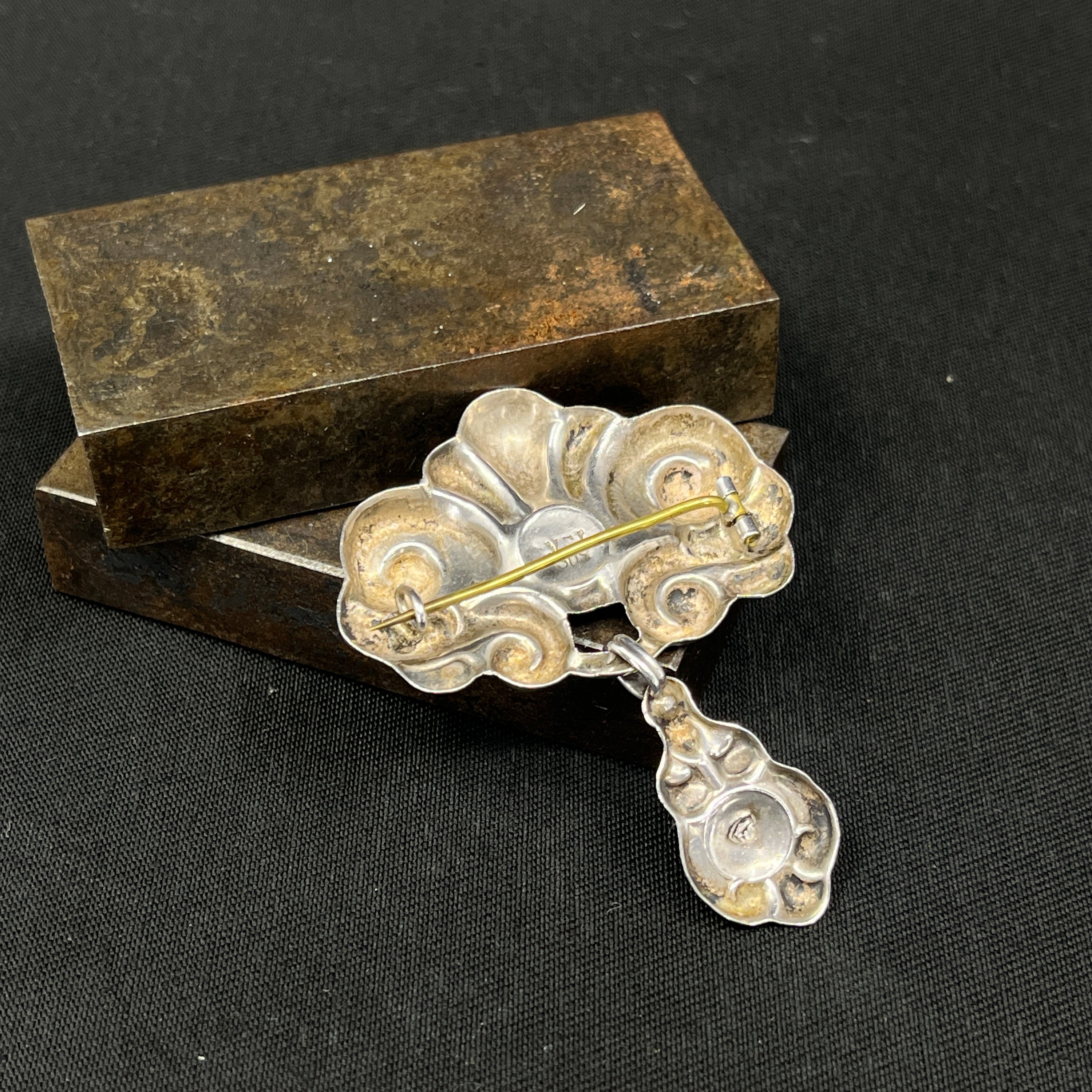 Lille skønvirke broche med chrysoprasser