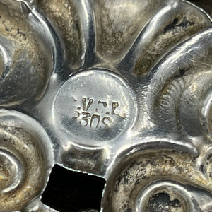 Lille skønvirke broche med chrysoprasser