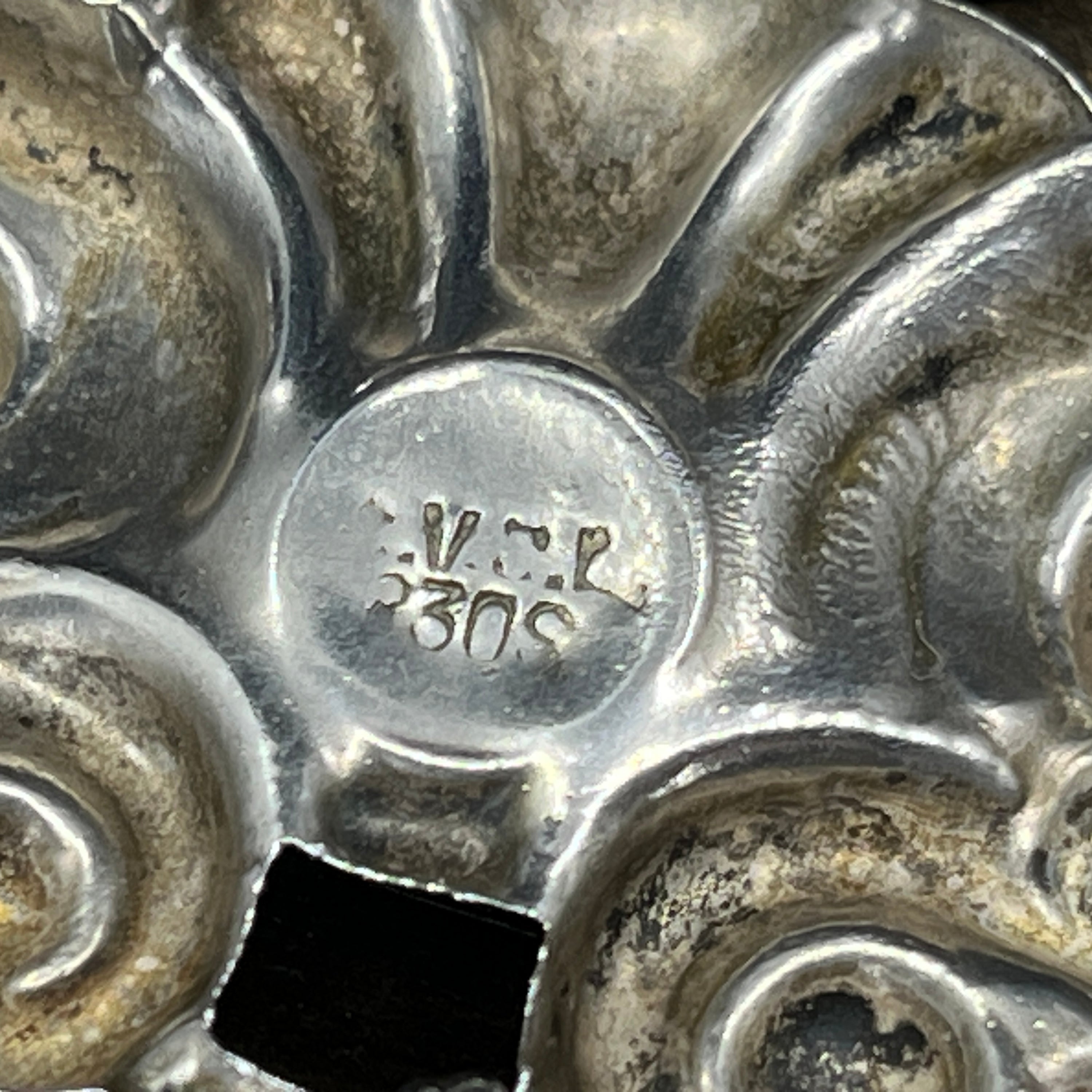 Lille skønvirke broche med chrysoprasser