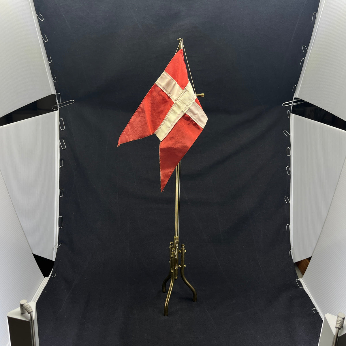 Høj flagstang i messing, 54 cm.