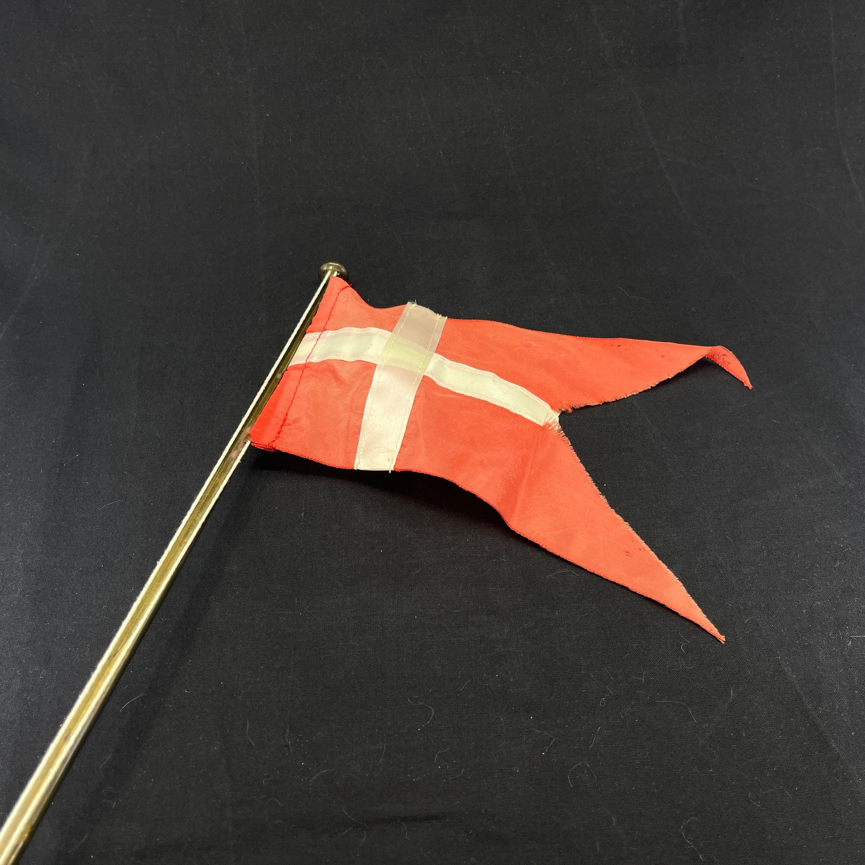 Høj flagstang i messing, 63 cm.