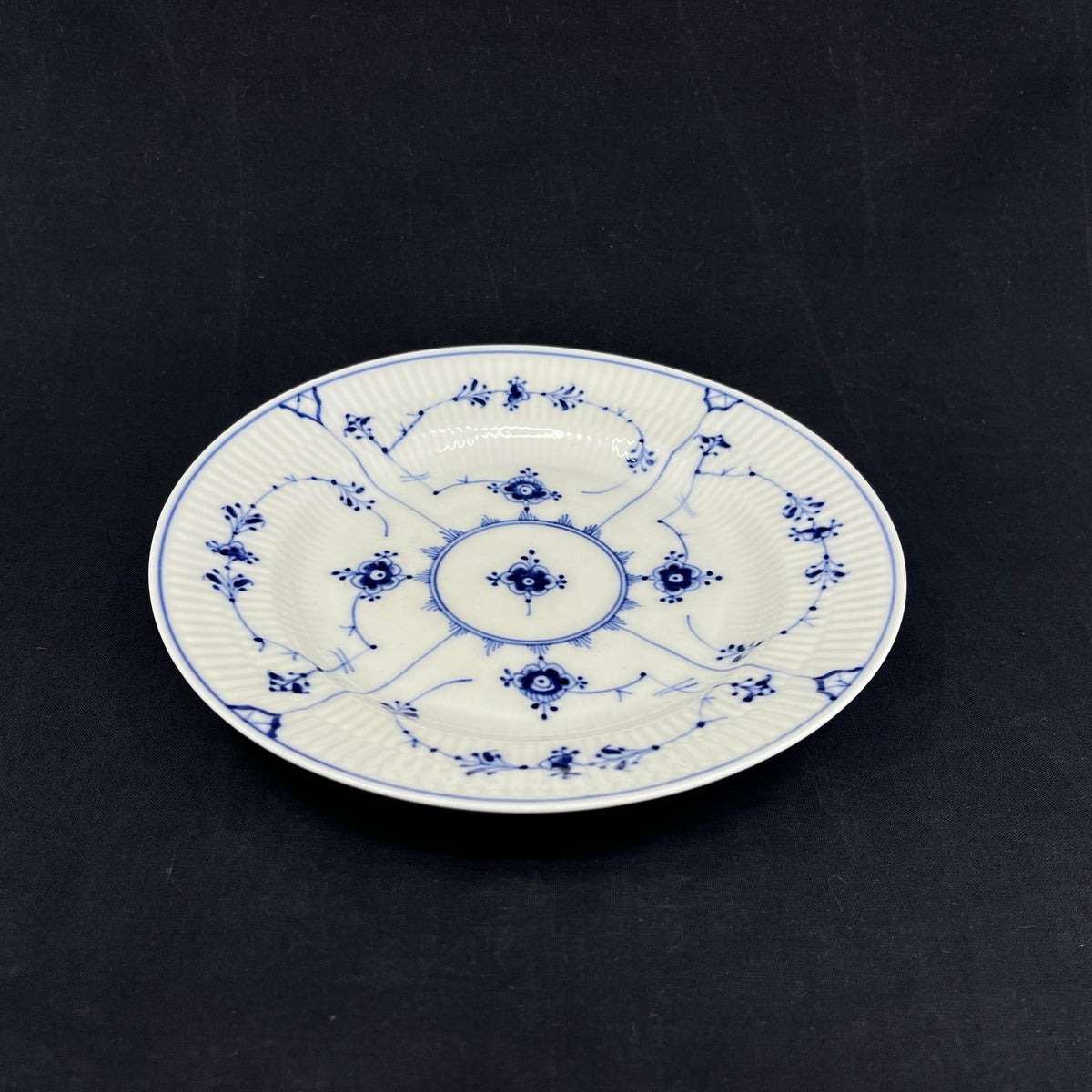 Musselmalet riflet frokosttallerken, 21 cm. 1898-1923.