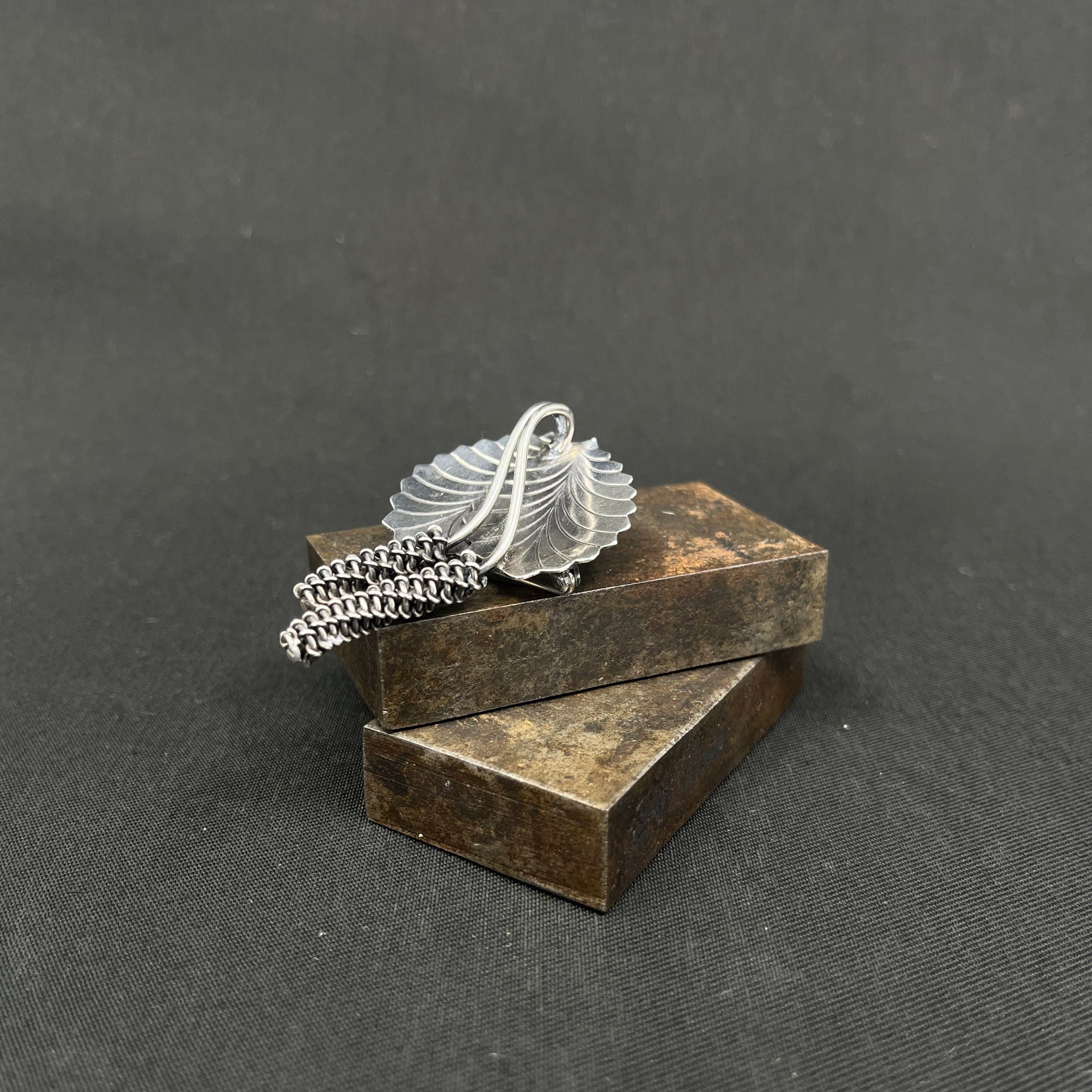 Blad-broche i sølv fra 1950'erne