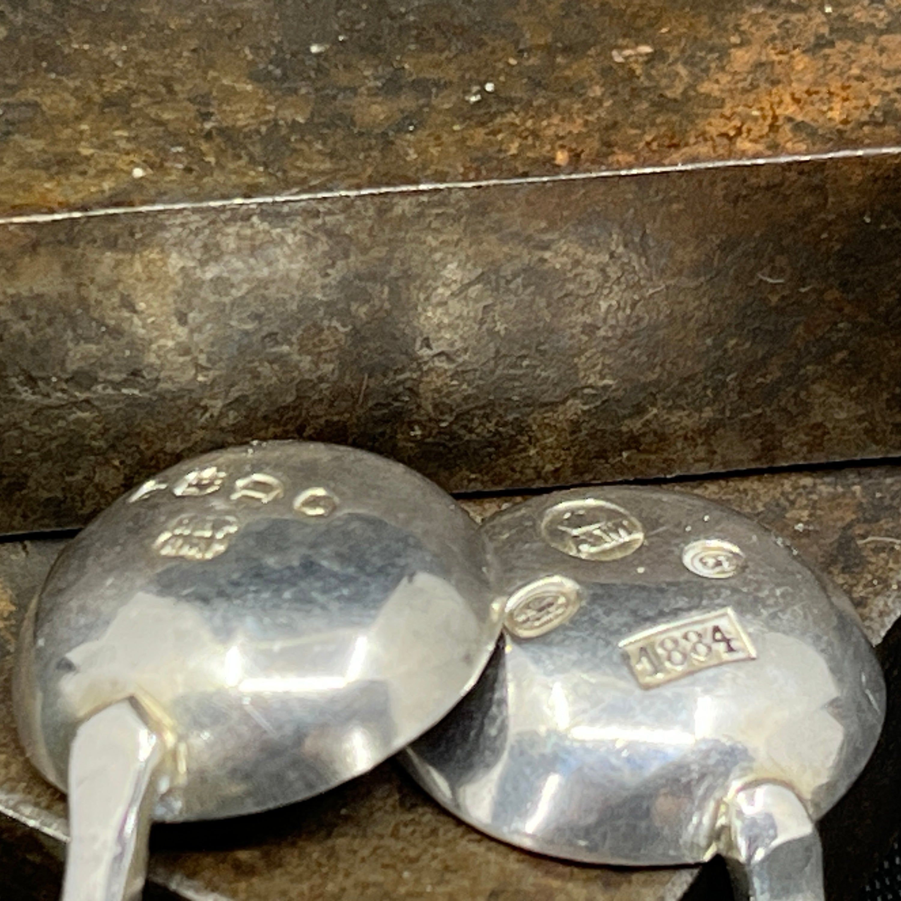 A pair of silver salt shakers and spoons from 1884