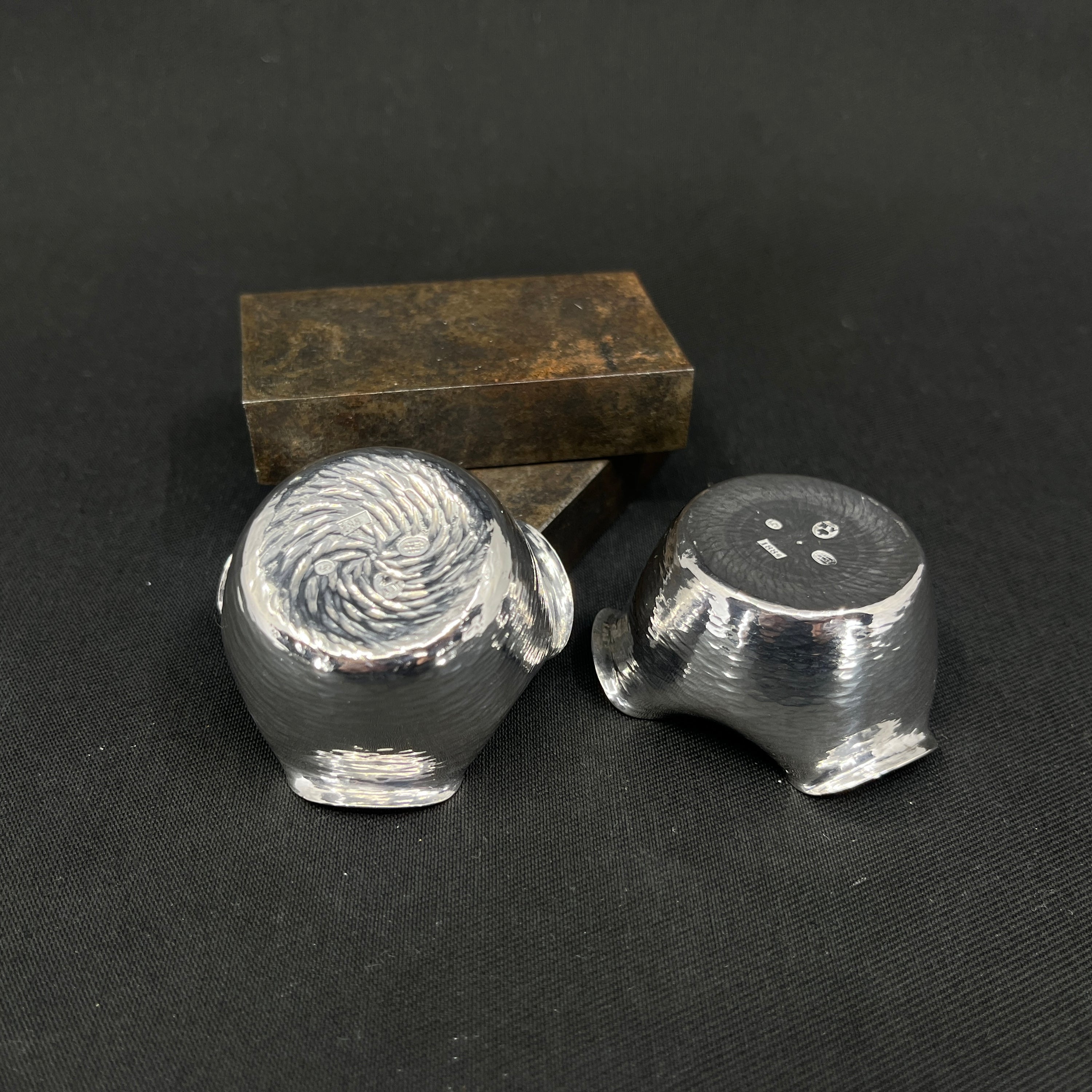 A pair of silver salt shakers and spoons from 1884