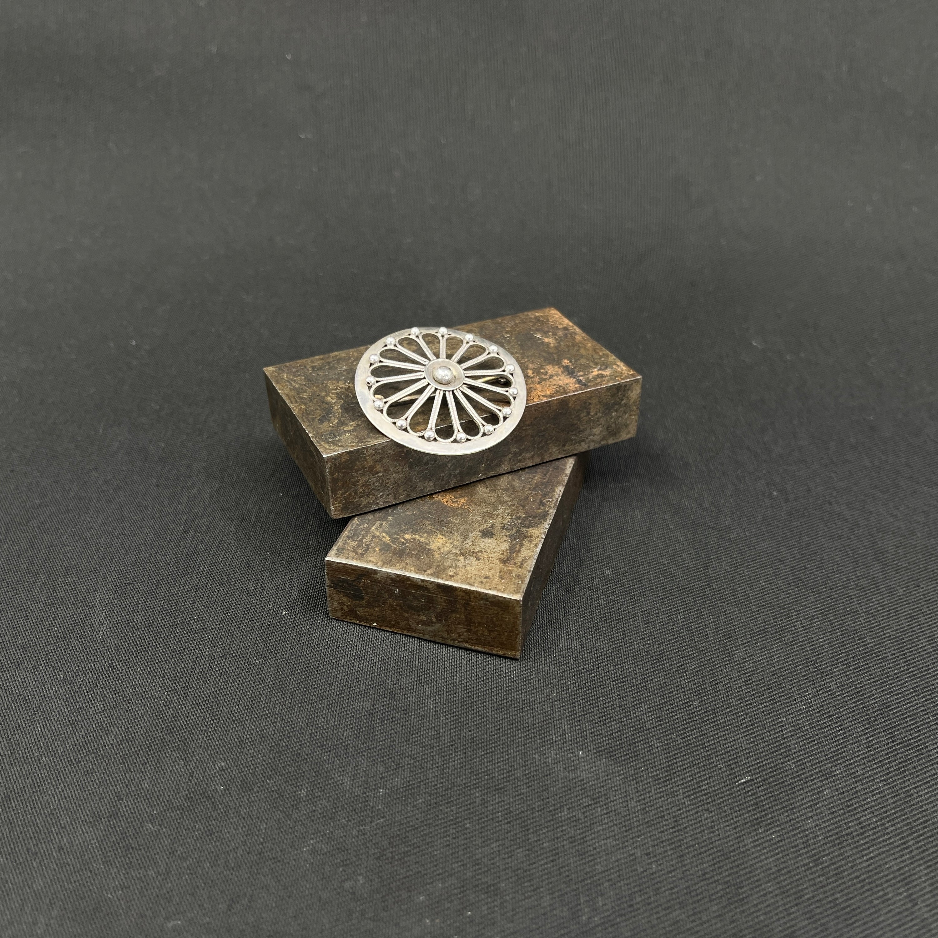 Broche i sølv fra 1920'erne
