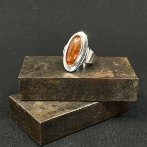 Ring med rav af N. E. From