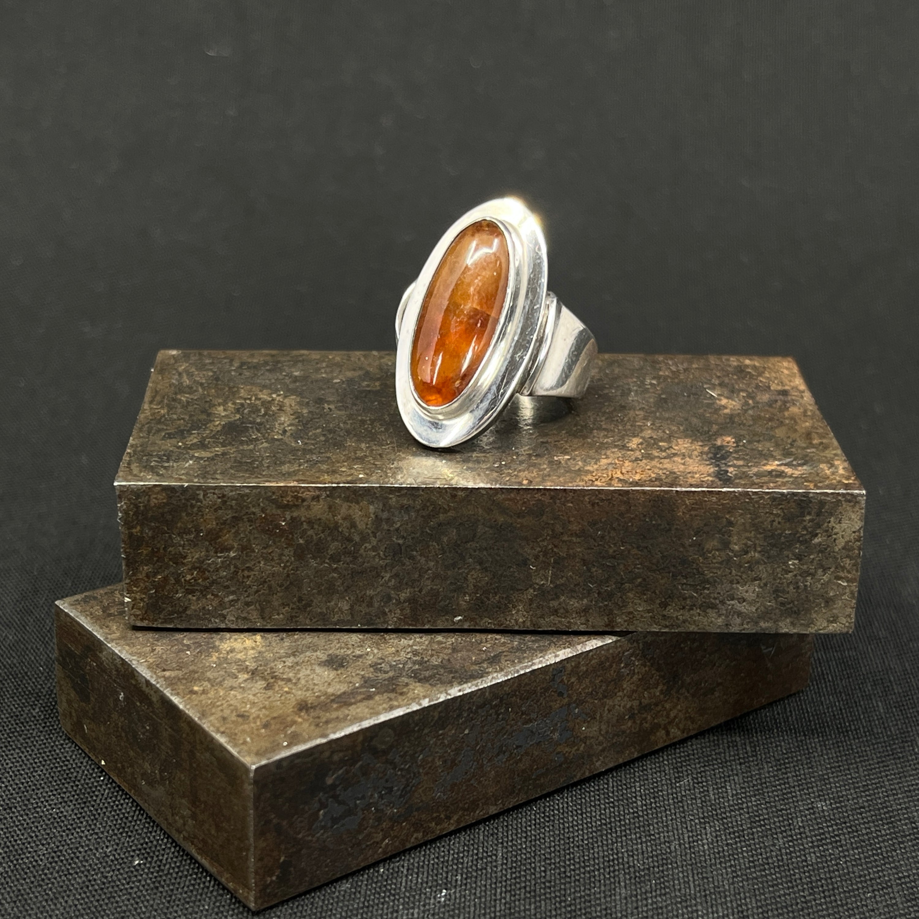 Ring med rav af N. E. From
