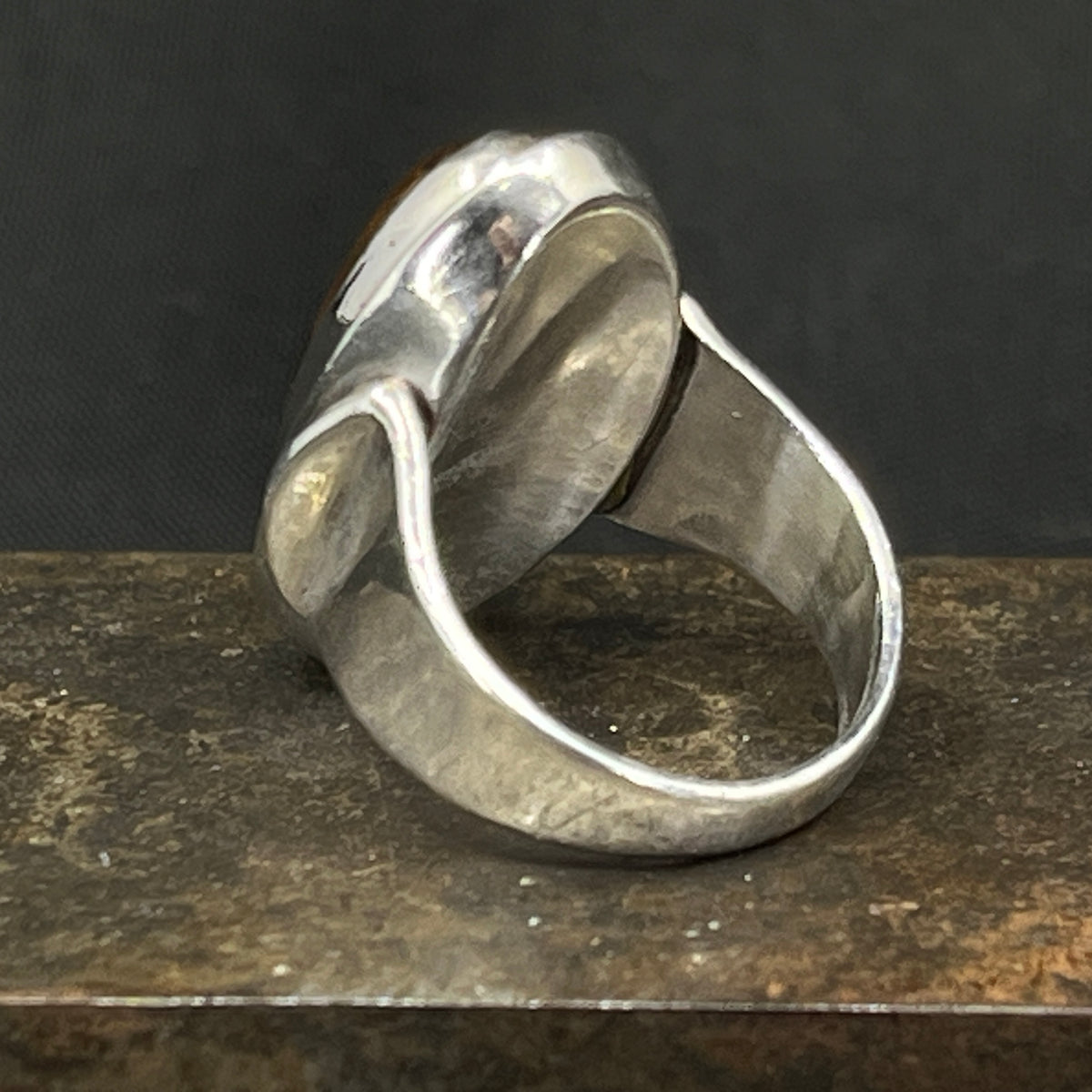 Ring med rav af N. E. From