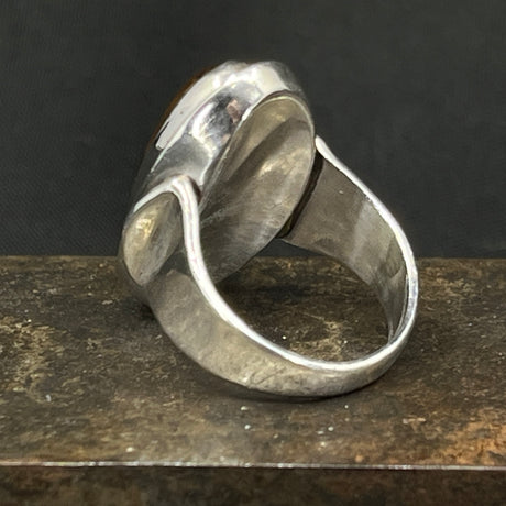 Ring med rav af N. E. From