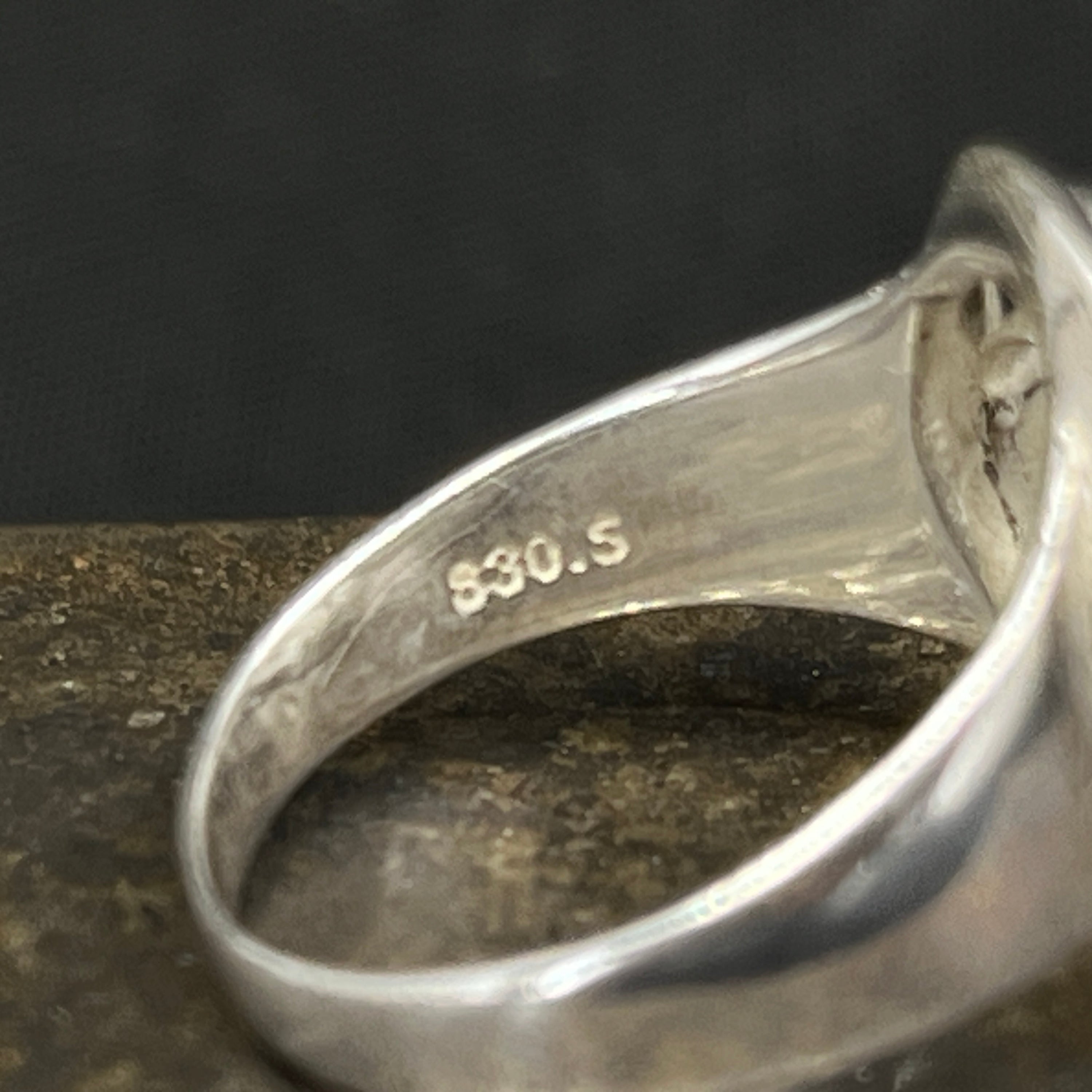 Rund skønvirke ring i sølv fra 1920'erne