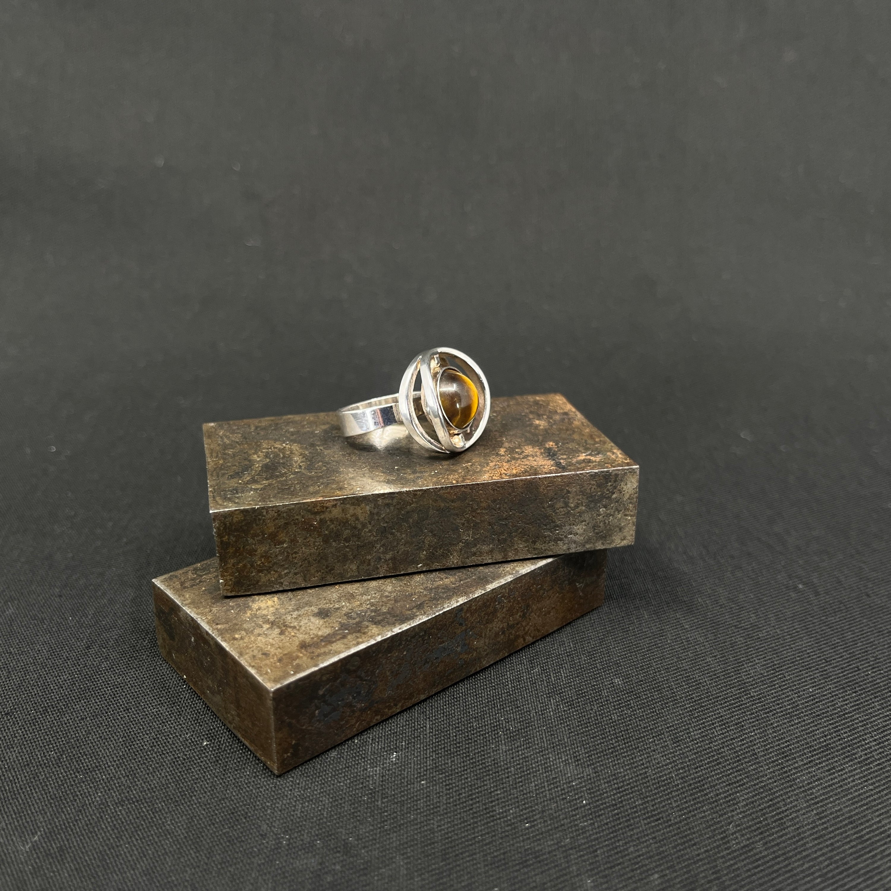 Moderne ring med tigerøje