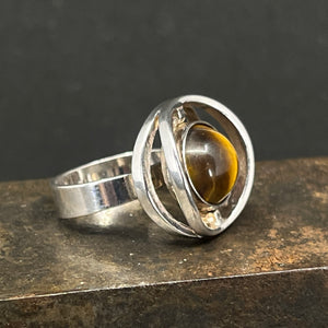 Moderne ring med tigerøje