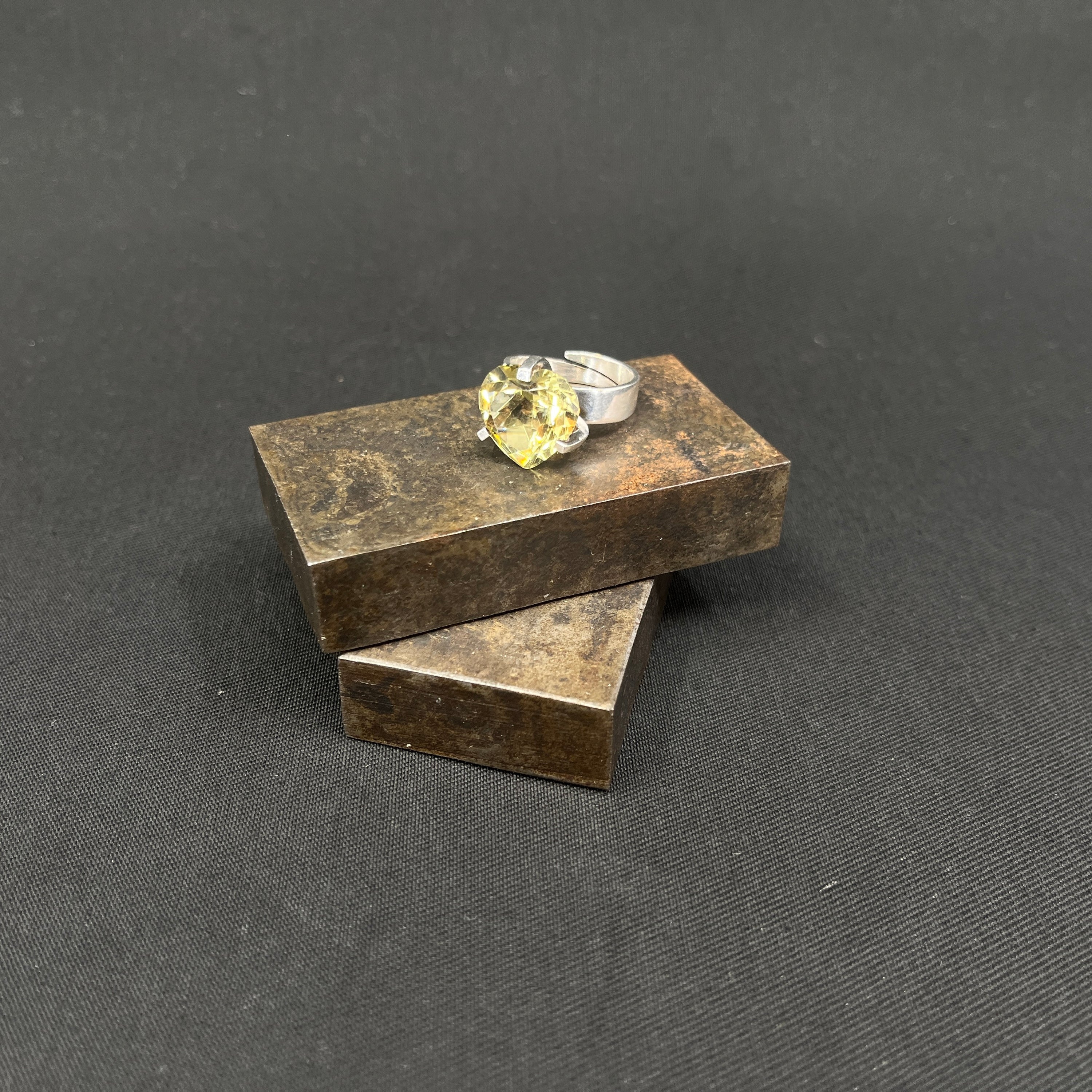 Moderne ring i sølv af Matti J. Hyvarinen