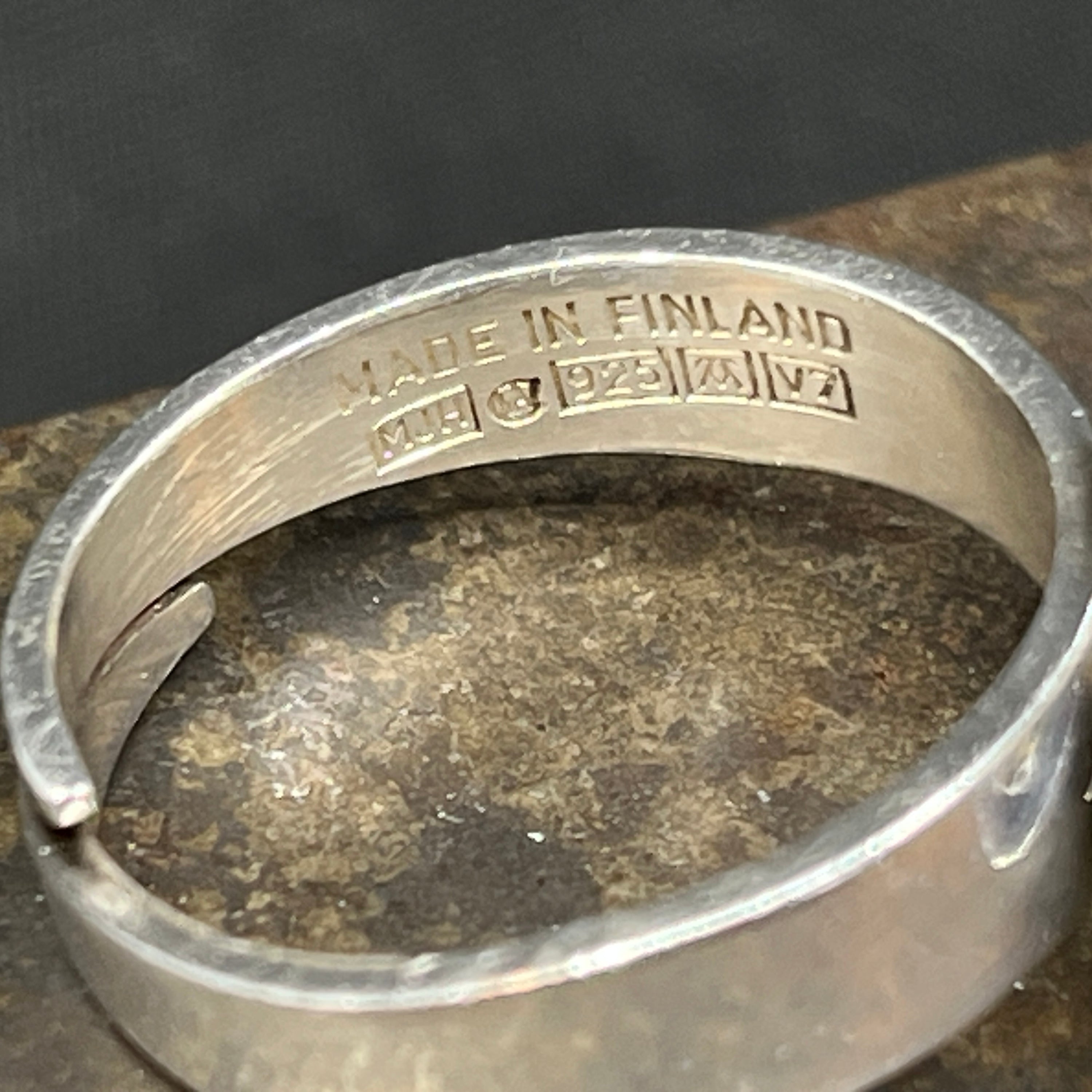 Moderne ring i sølv af Matti J. Hyvarinen