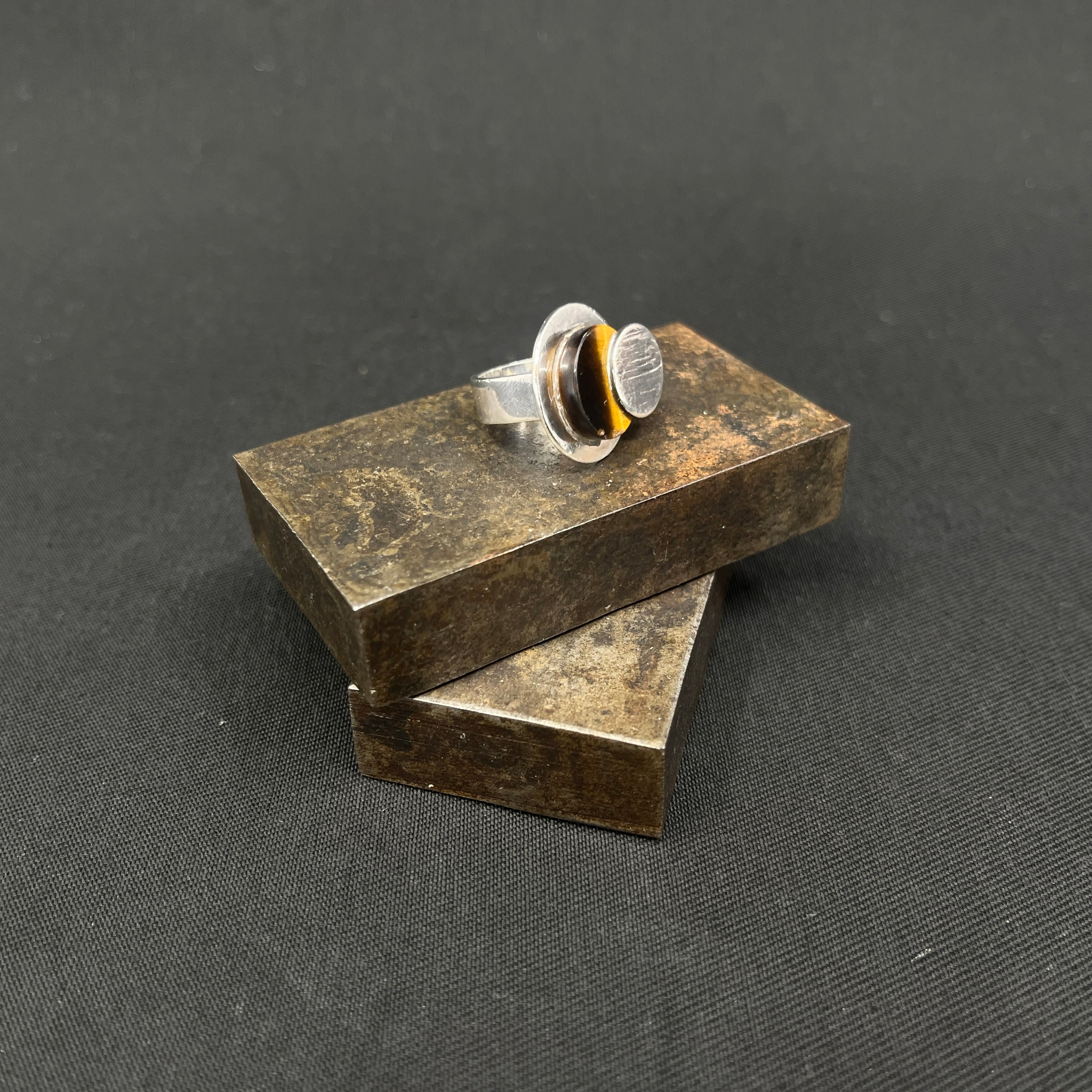Ring med tigerøje af Uwe Moltke