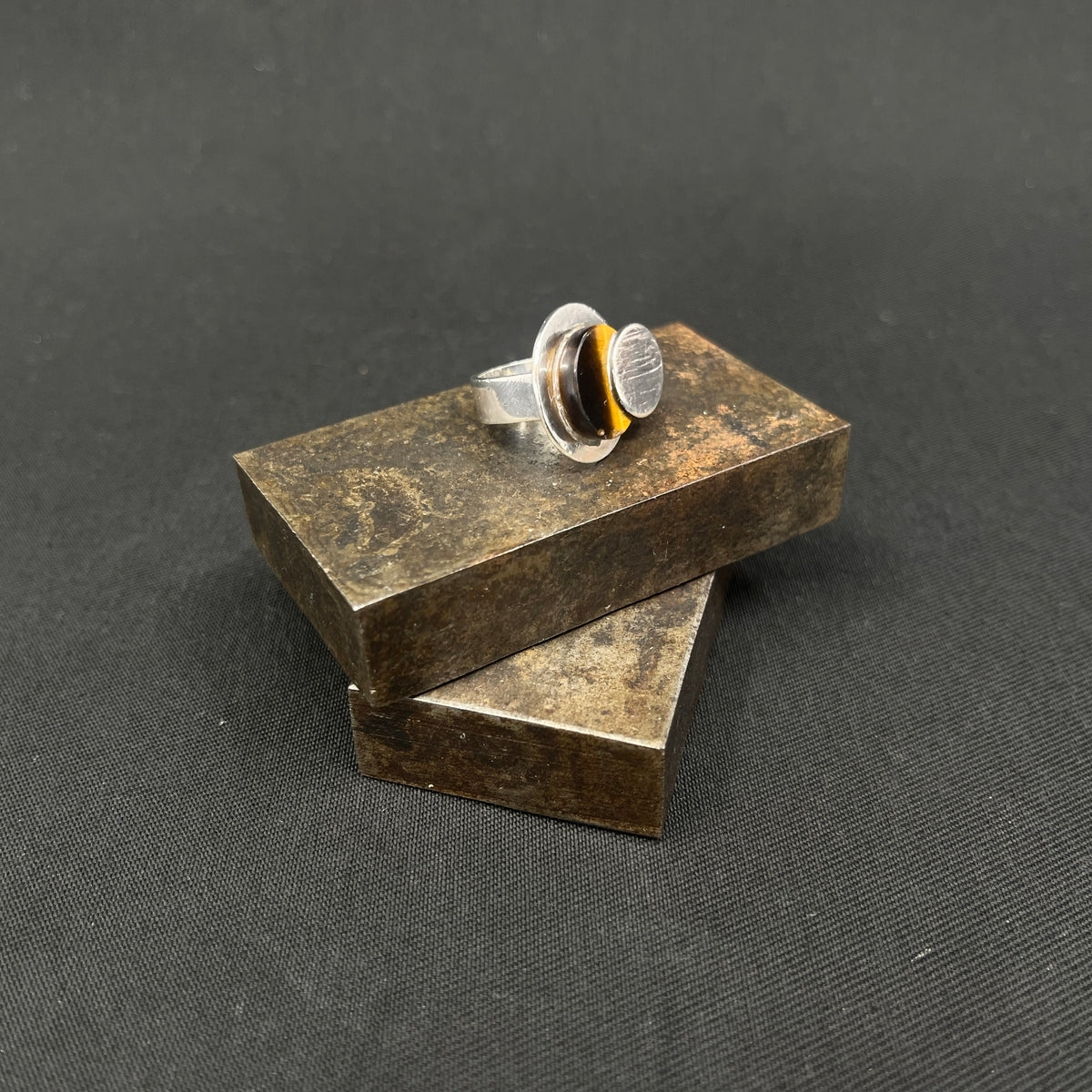 Ring med tigerøje af Uwe Moltke