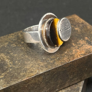 Ring med tigerøje af Uwe Moltke