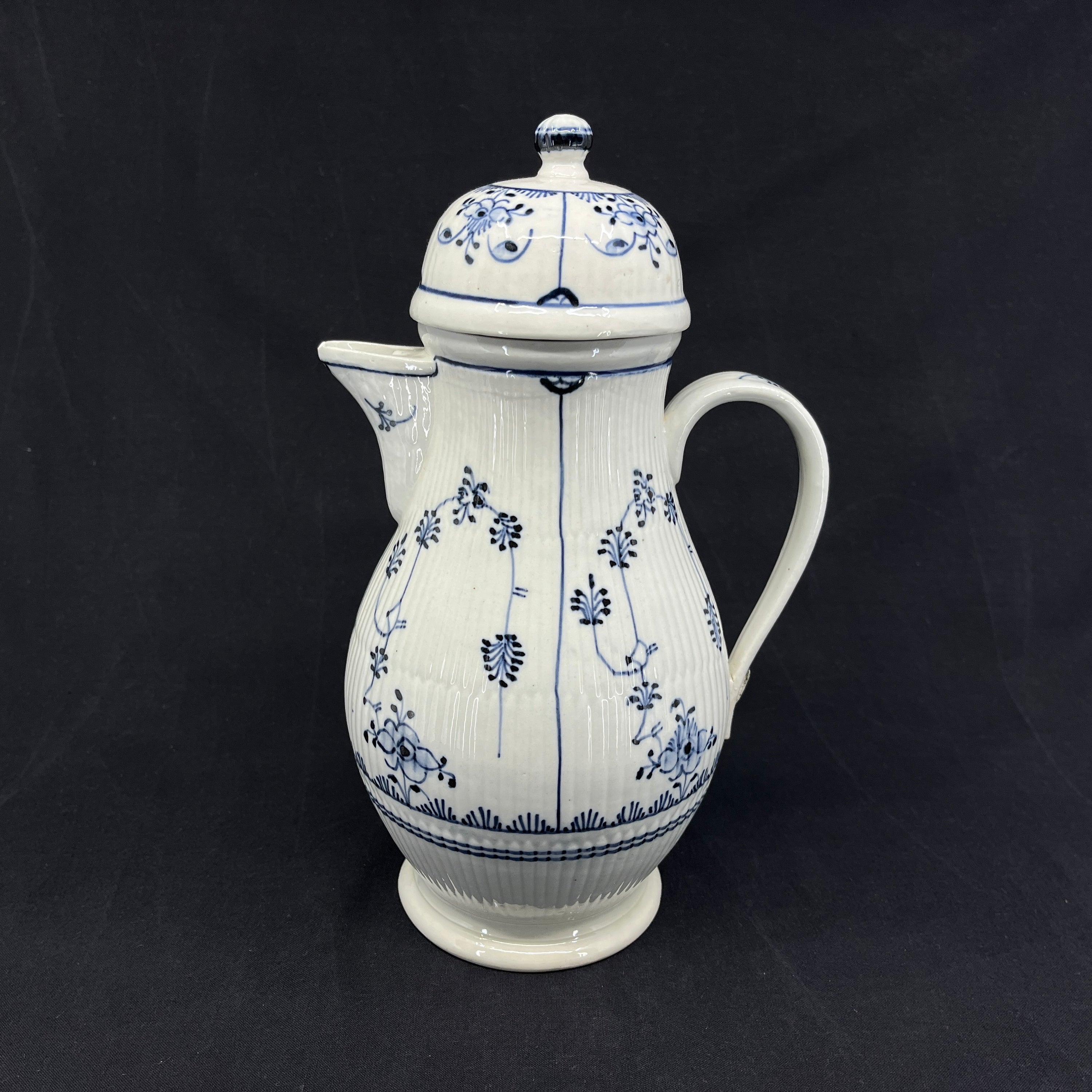 Rauenstein Mussel painted coffee pot from the 18th century