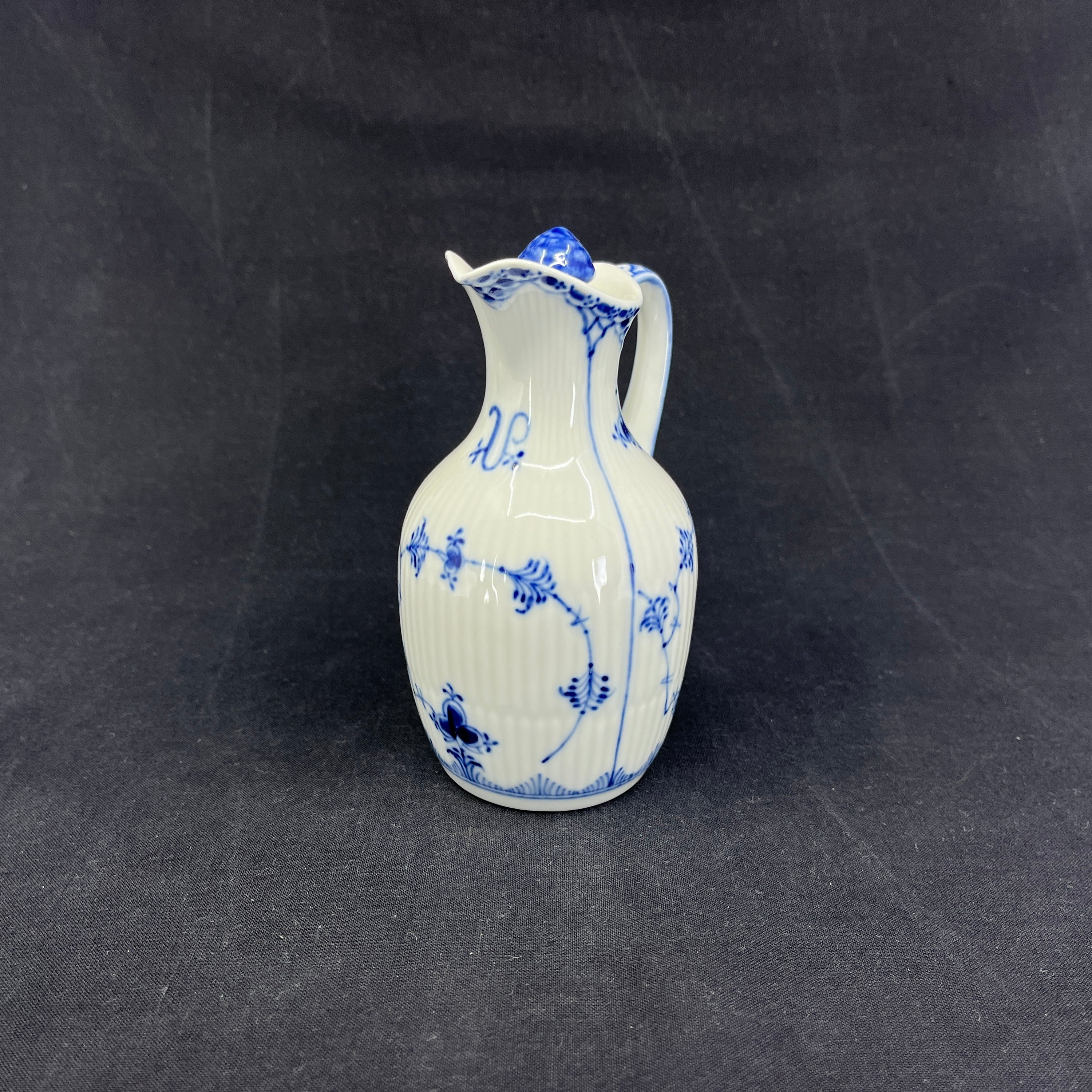 Mussel painted Helblonde vinegar jug