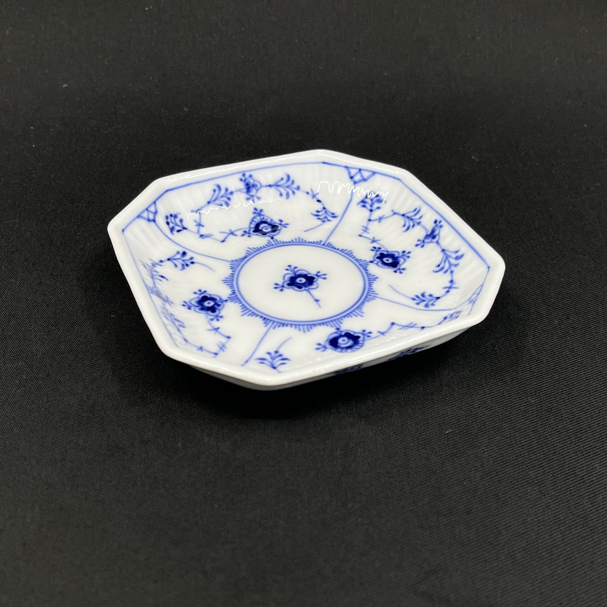 Mussel painted Fluted saucer, 1/228