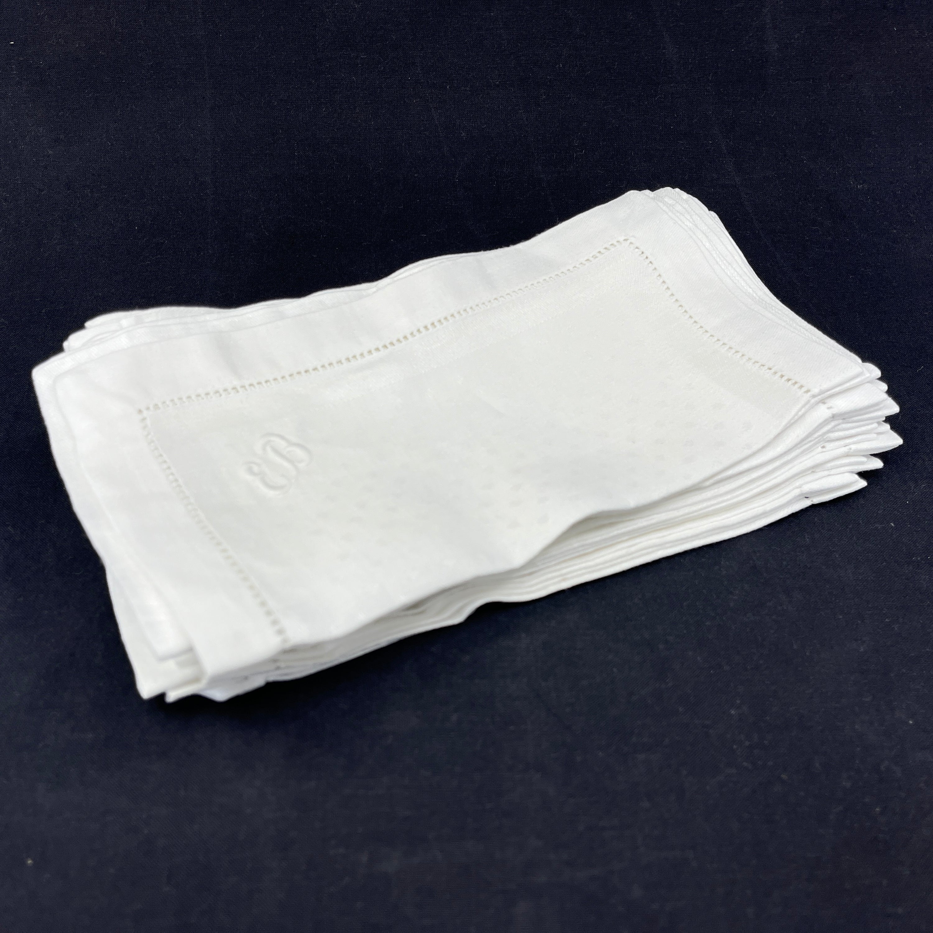 22 identical damask napkins, 22x22 cm.