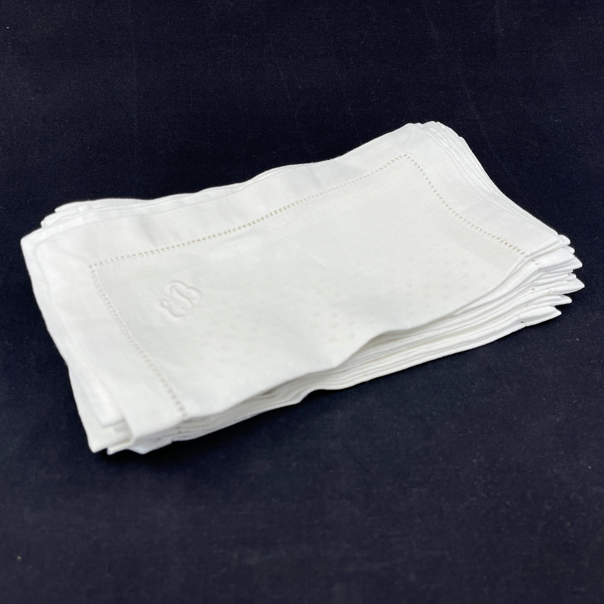 22 identical damask napkins, 22x22 cm.