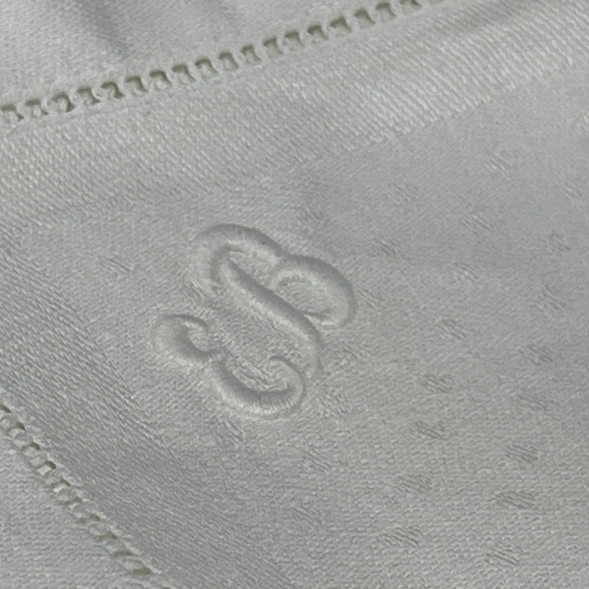 22 identical damask napkins, 22x22 cm.