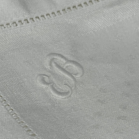 22 identical damask napkins, 22x22 cm.