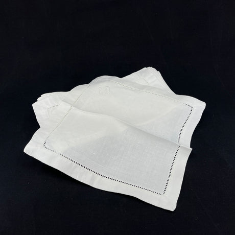 22 identical damask napkins, 22x22 cm.