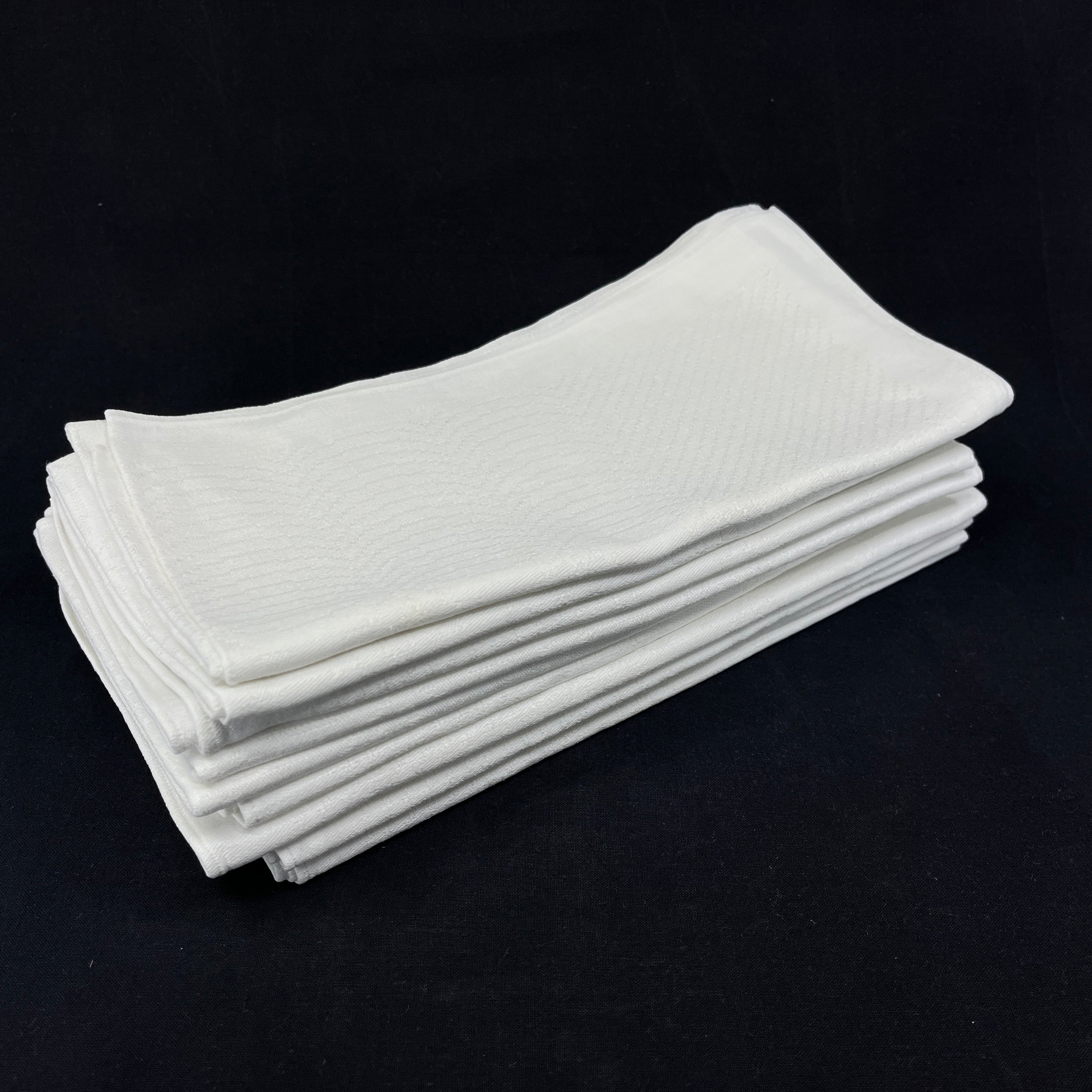 10 identical damask napkins, 55x55 cm.